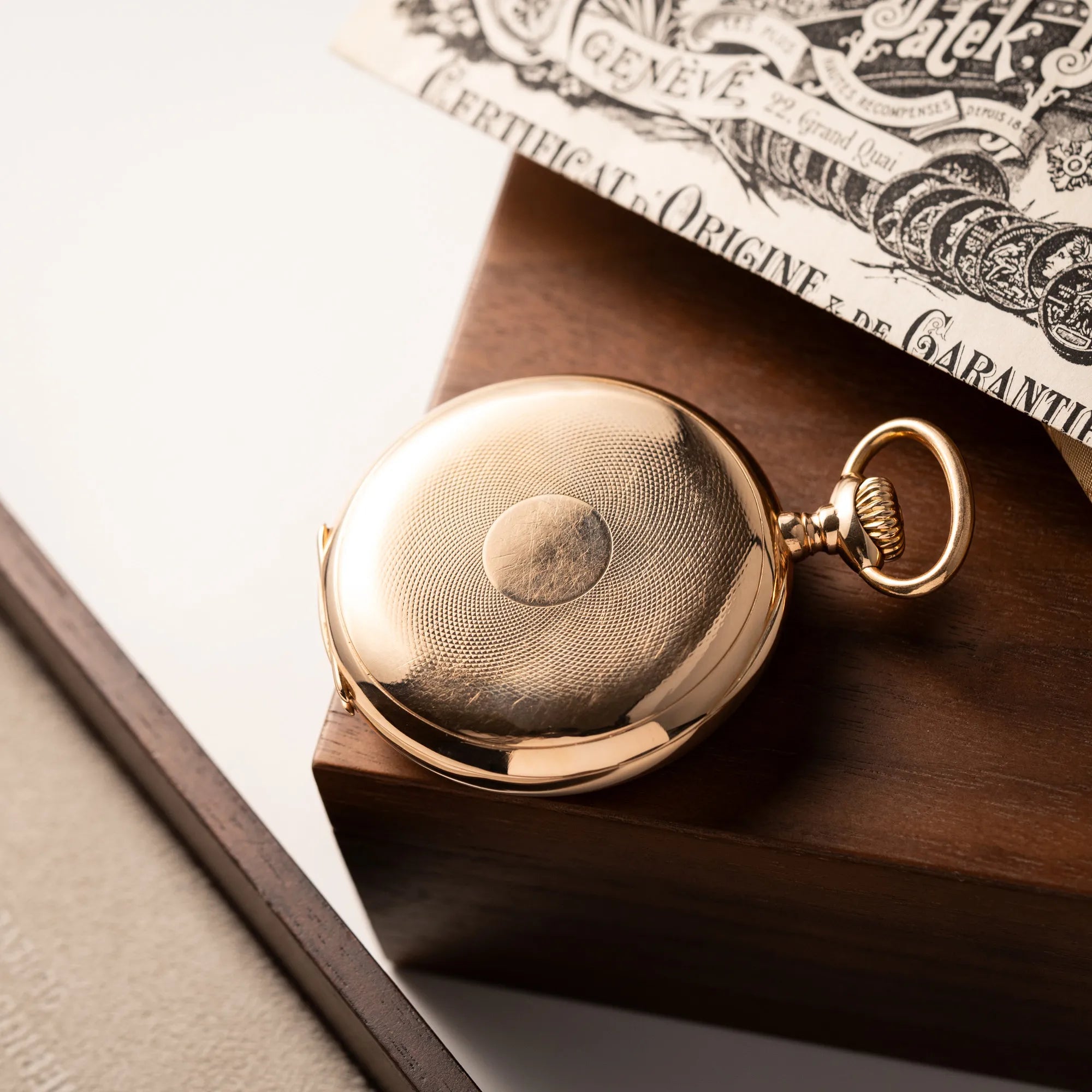 Gehäuseboden mit Guilloche-Muster von der Patek Philippe Gondolo Taschenuhr aus 18k Gelbgold mit weißem Zifferblatt und römischen Indizes