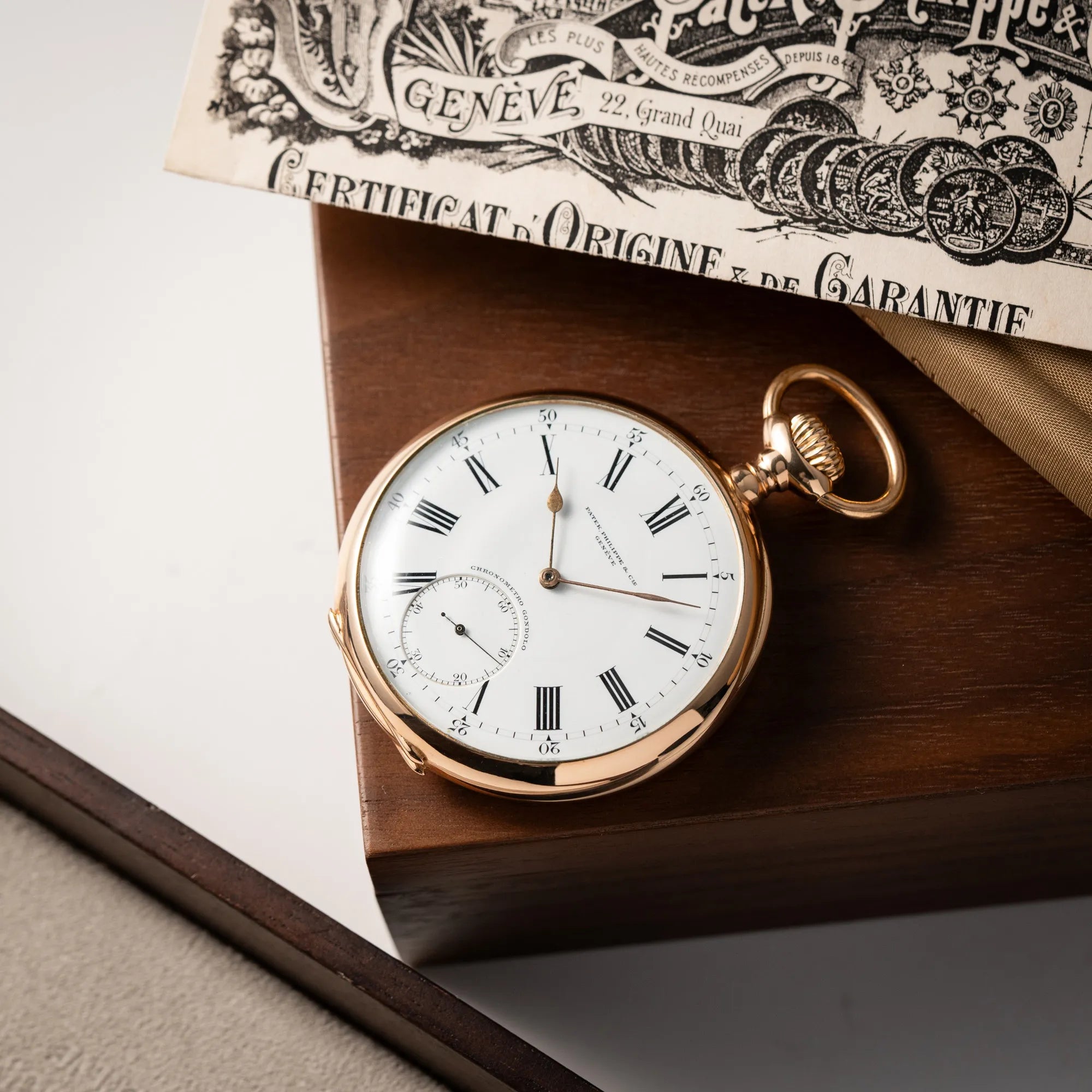 Produktfotografie als Titelbild für die Patek Philippe Gondolo Taschenuhr aus 18k Gelbgold mit weißem Zifferblatt und römischen Indizes