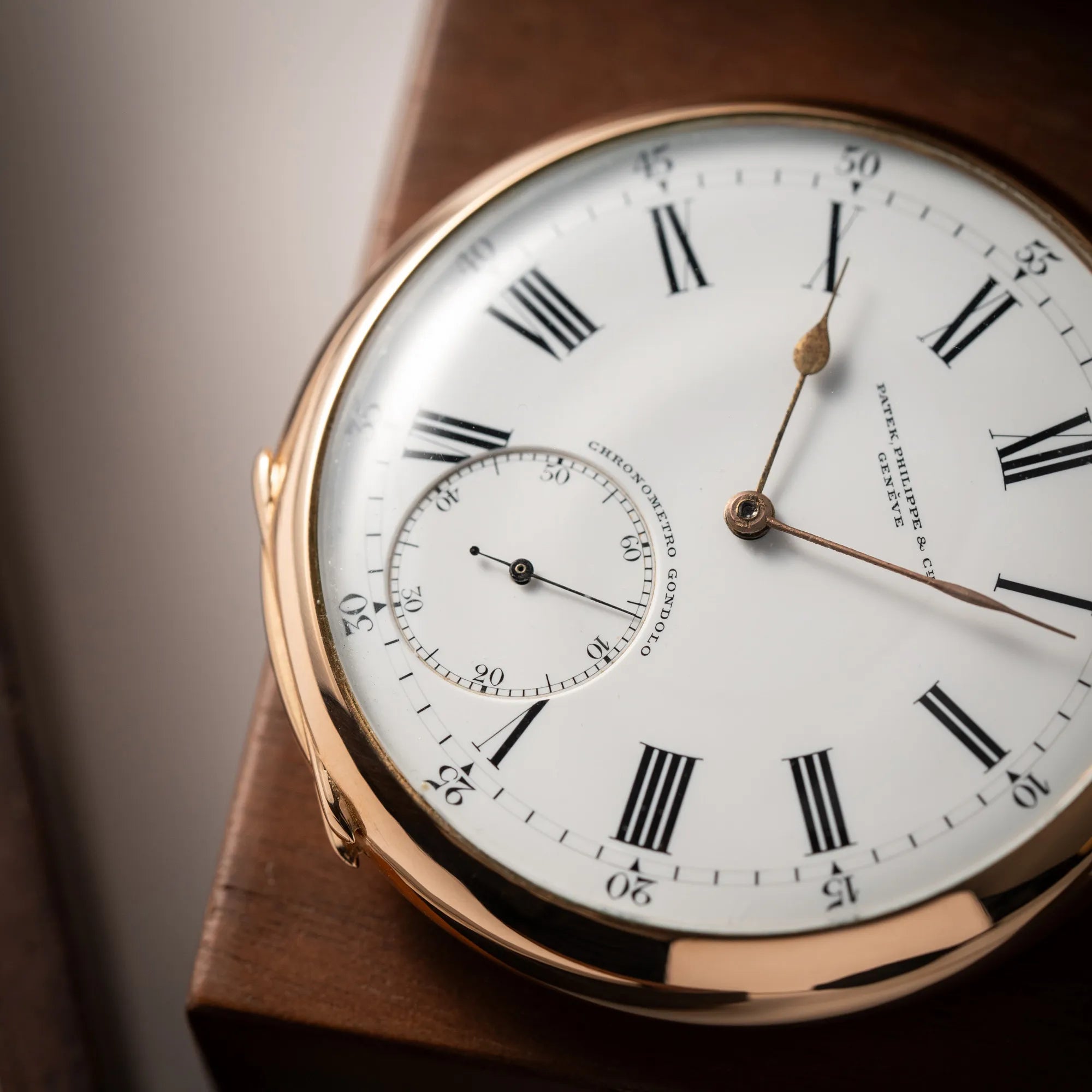 Produktfotografie der Patek Philippe Gondolo Taschenuhr aus 18k Gelbgold mit weißem Zifferblatt und römischen Indizes mit Fokus auf der kleinen Sekunde