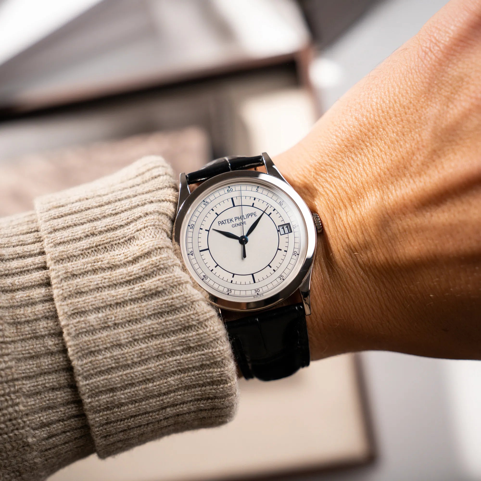 Wristshot mit der Patek Philippe Calatrava 5269G in Weißgold mit weißem Sector-Dial 