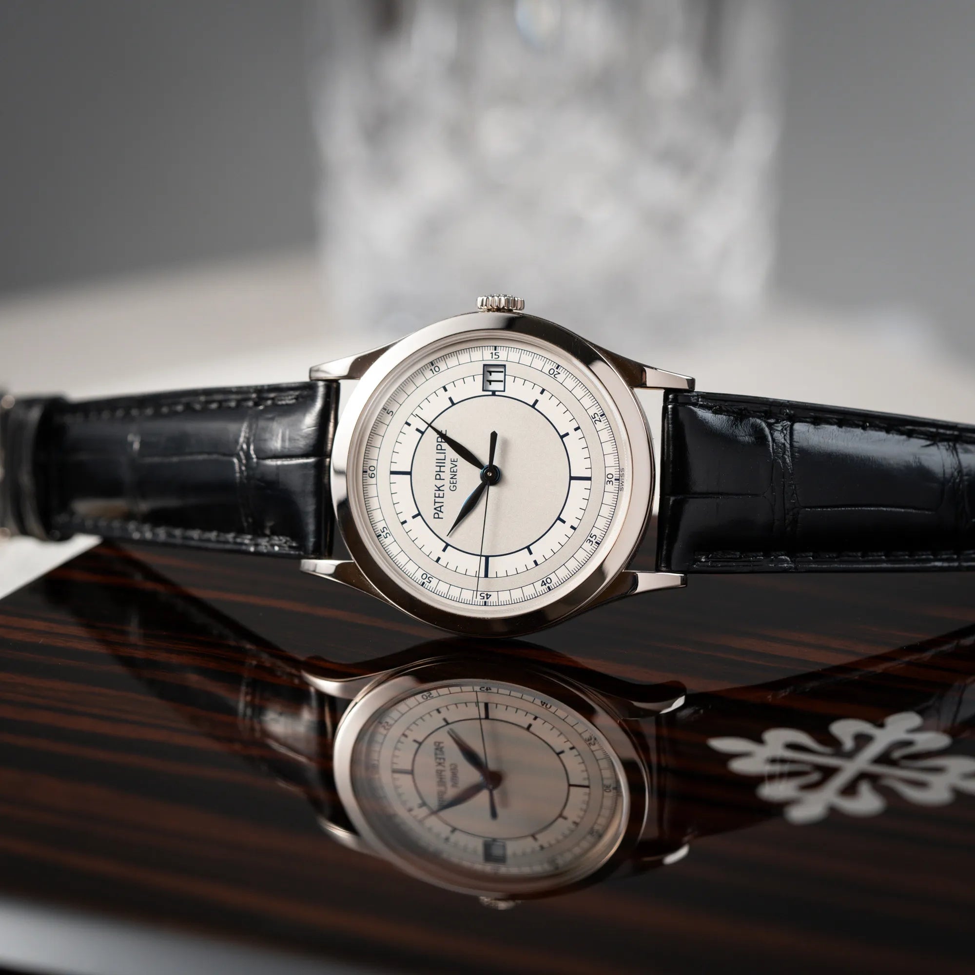 Produktfotografie als Titelbild von der Patek Philippe Calatrava 5269G in Weißgold mit weißem Sector-Dial 