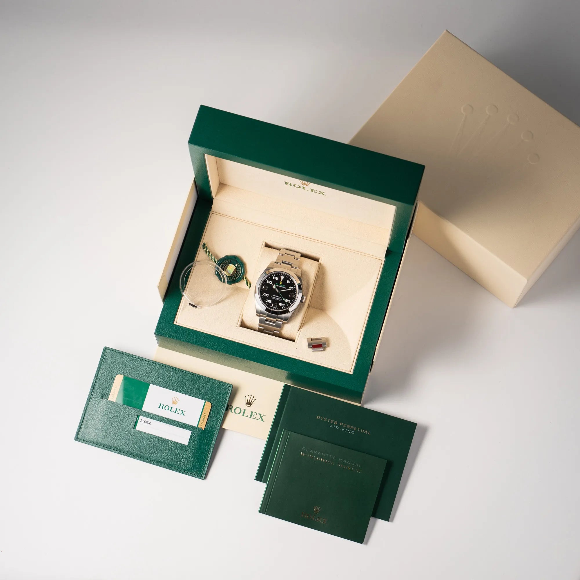 Rolex Oyster Perpetual Air King 116900 mit 40mm Gehäuse und dem klassischen schwarzen Zifferblatt mit grünem Sekundenzeiger zusammen mit dem Lieferumfang, bestehend aus Box mit Umkarton, Booklets, Hangtag, Lünettenschutz und originaler Garantiekarte