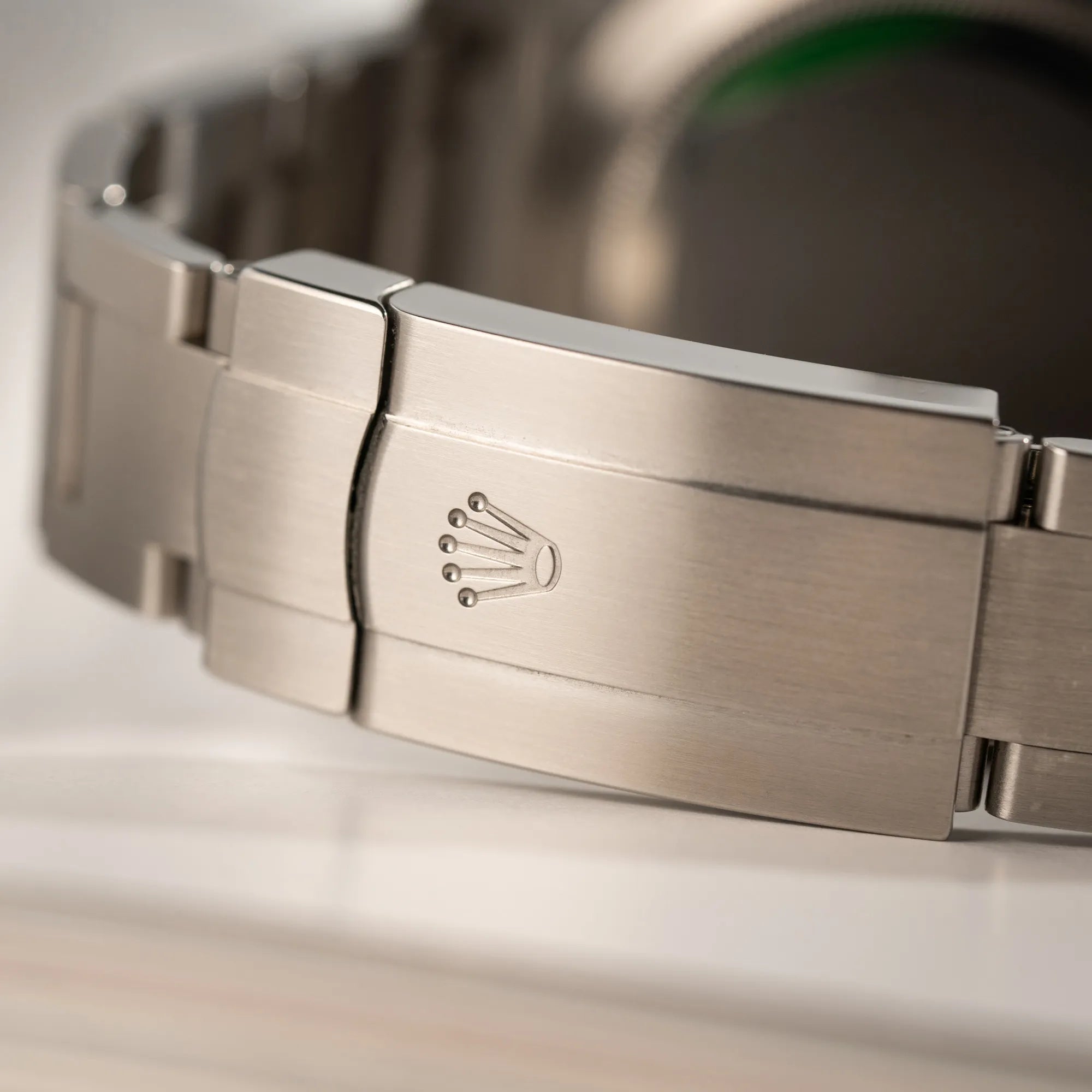 Detailaufnahme der geschlossenen Oyster-Stahl-Faltschliesse der Rolex Oyster Perpetual Air King 116900 mit 40mm Gehäuse und dem klassischen schwarzen Zifferblatt mit grünem Sekundenzeiger