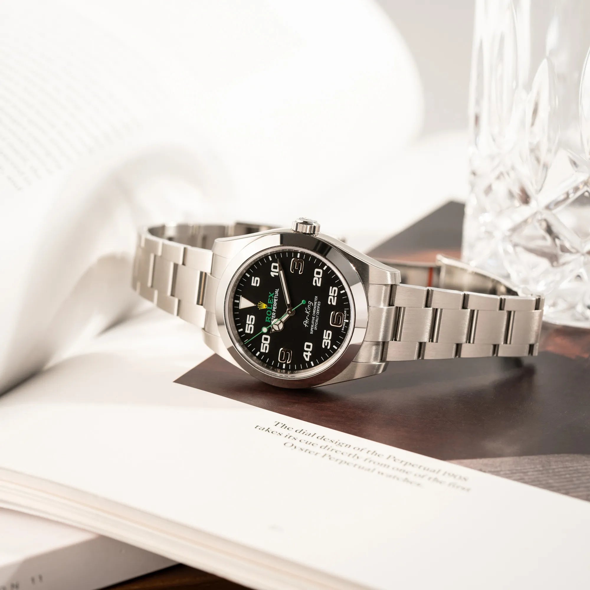 Produktfoto Rolex Oyster Perpetual Air King 116900 mit 40mm Gehäuse und dem klassischen schwarzen Zifferblatt mit grünem Sekundenzeiger