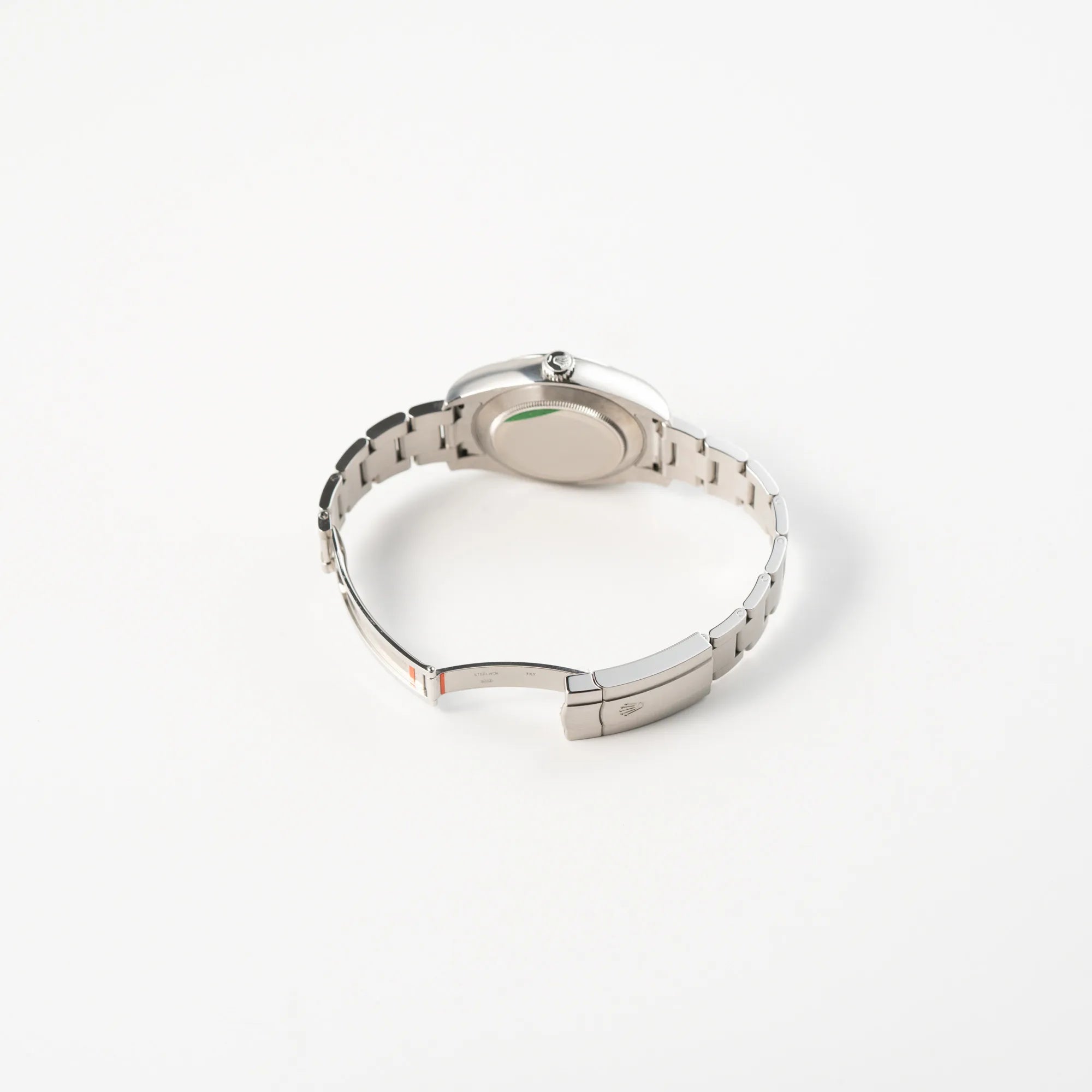 Geöffnete Faltschliesse mit Stickern der Rolex Oyster Perpetual Air King 116900 mit 40mm Gehäuse und dem klassischen schwarzen Zifferblatt mit grünem Sekundenzeiger