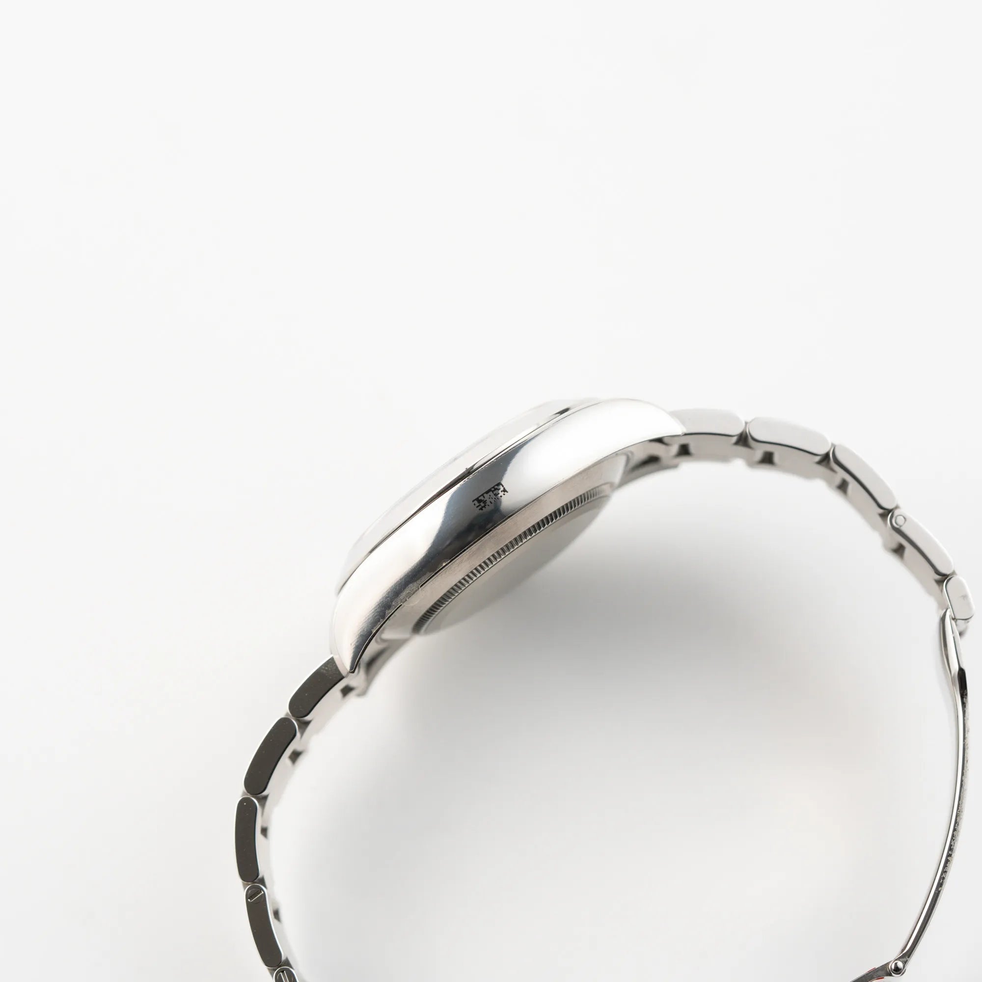 Seitliche Gehäuseflanke der Rolex Oyster Perpetual Air King 116900 mit 40mm Gehäuse und dem klassischen schwarzen Zifferblatt mit grünem Sekundenzeiger mit seitlich verklebten Sticker