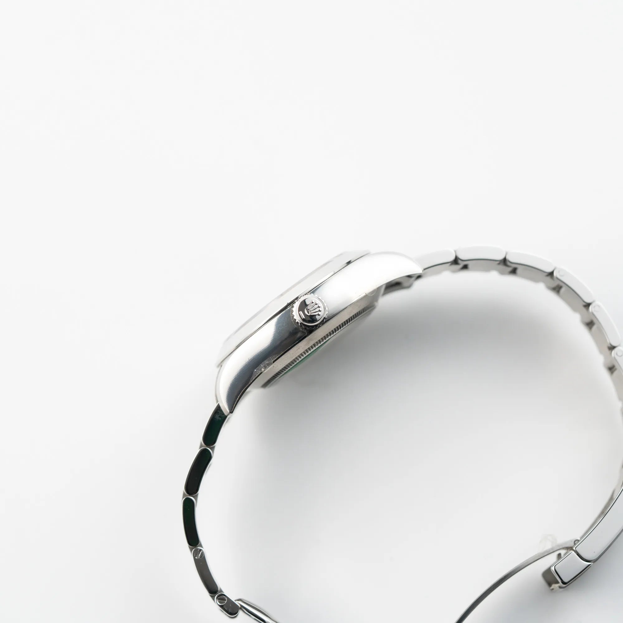 Seitliche Gehäuseflanke der Rolex Oyster Perpetual Air King 116900 mit 40mm Gehäuse und dem klassischen schwarzen Zifferblatt mit grünem Sekundenzeiger mit Blick auf die Aufzugskrone