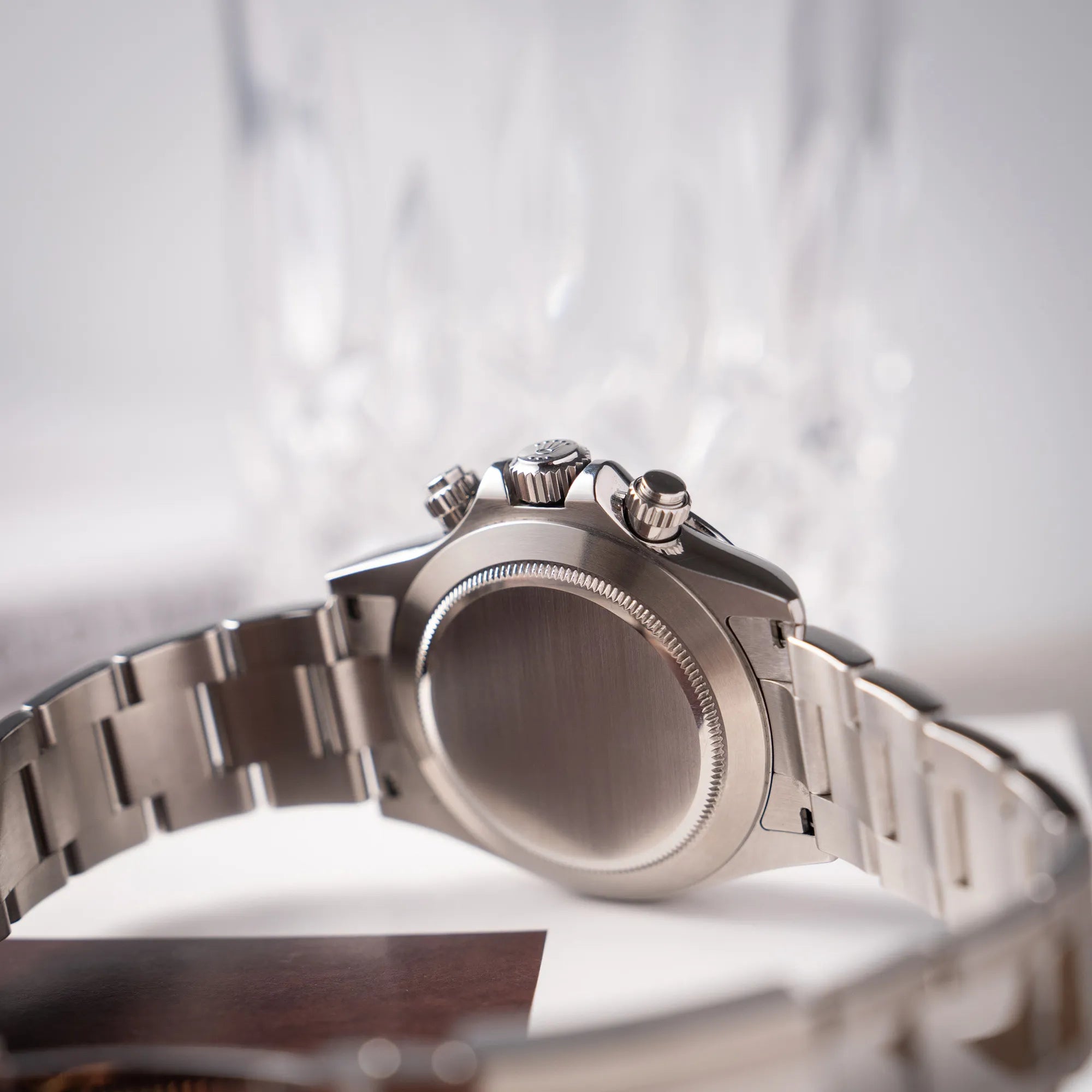 Gehäuseboden der Rolex Cosmograph Daytona 116520 mit schwarzem Zifferblatt und der klassischen Edelstahl-Lünette vor Umstellung auf die Keramik-Lünette