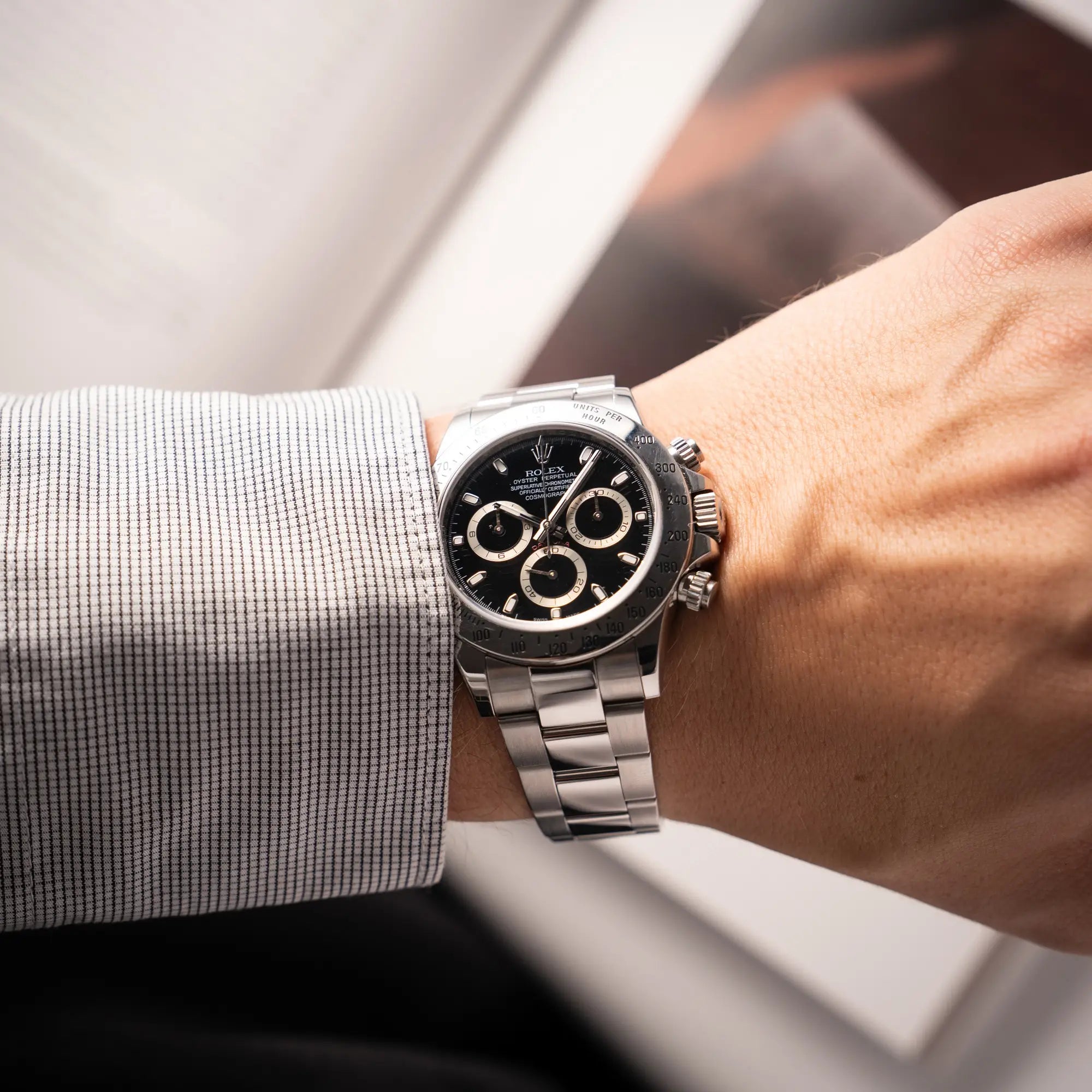 Wristshot mit der Rolex Cosmograph Daytona 116520 mit schwarzem Zifferblatt und der klassischen Edelstahl-Lünette vor Umstellung auf die Keramik-Lünette