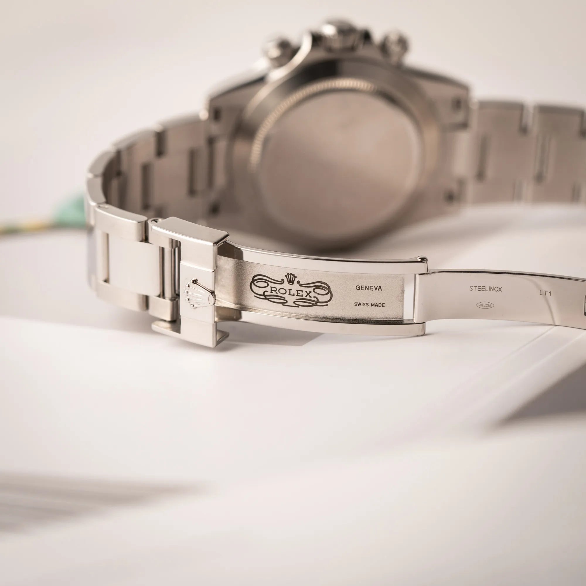 Klassisches Rolex Logo im Inneren der Oyster-Faltschliesse von der Rolex Cosmograph Daytona 116520 mit schwarzem Zifferblatt und der klassischen Edelstahl-Lünette vor Umstellung auf die Keramik-Lünette
