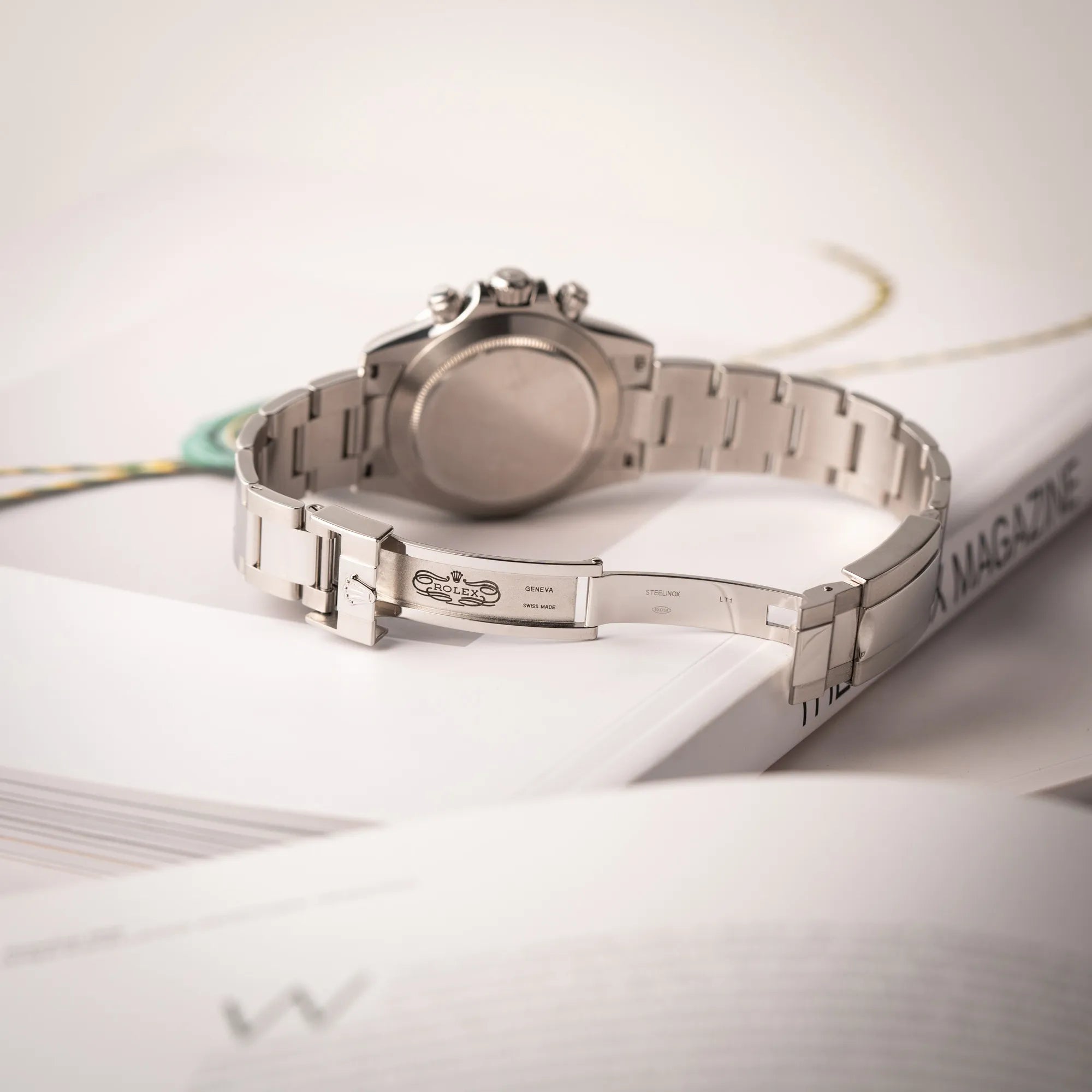 Geöffnete Faltschliesse am Oyster-Stahlband von der Rolex Cosmograph Daytona 116520 mit schwarzem Zifferblatt und der klassischen Edelstahl-Lünette vor Umstellung auf die Keramik-Lünette