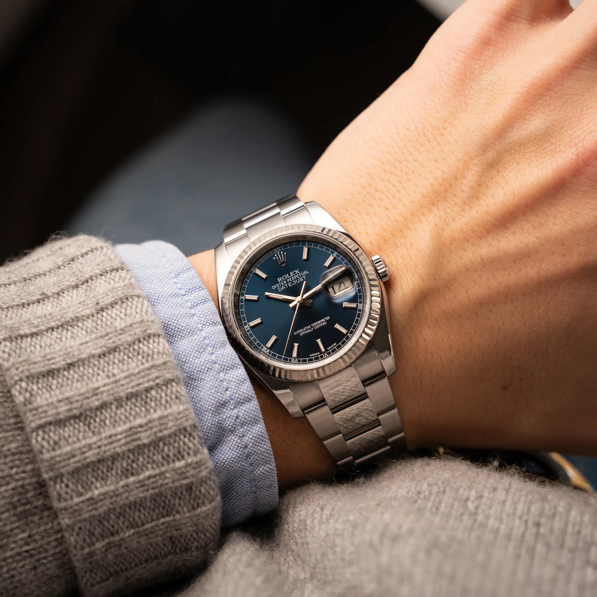 Mann trägt die Rolex Datejust 36 der Referenz 116234 mit geriffelter Lünette und blauem Sonnenschliff-Zifferblatt an seinem Handgelenk