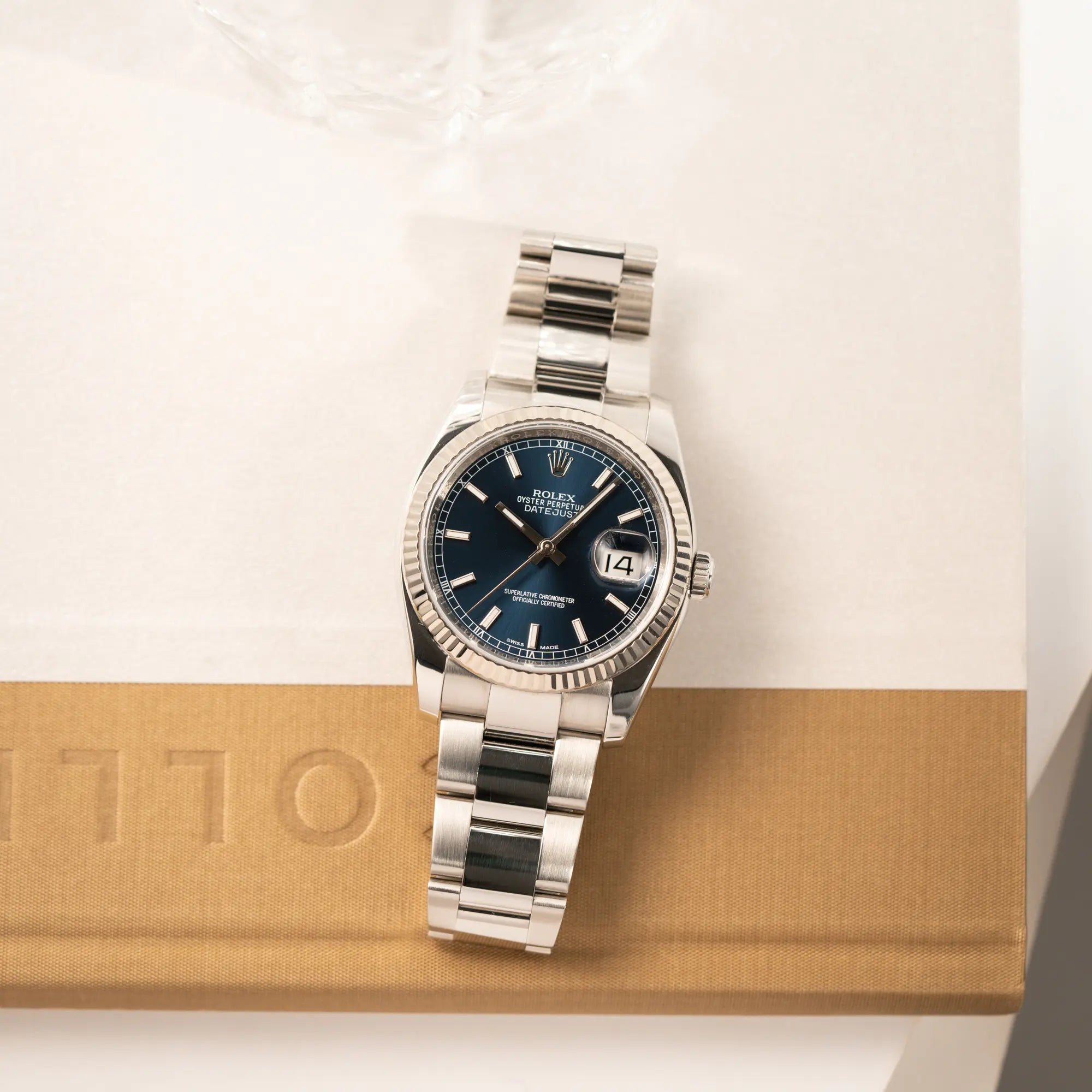 Produktfotografie der Rolex Datejust 36 der Referenz 116234 mit geriffelter Lünette und blauem Sonnenschliff-Zifferblatt