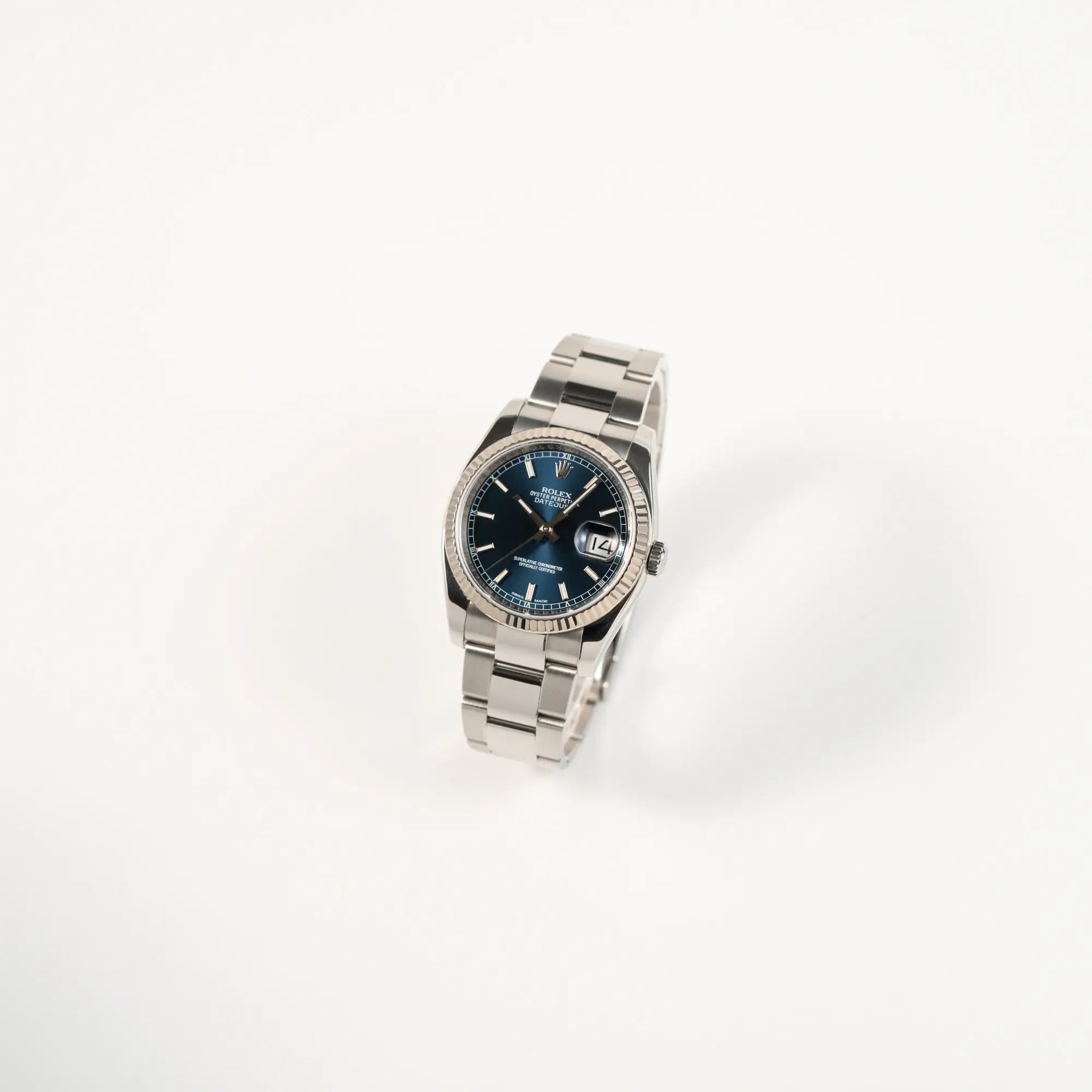 Leicht schräge Ansicht der Rolex Datejust 36 der Referenz 116234 mit geriffelter Lünette und blauem Sonnenschliff-Zifferblatt