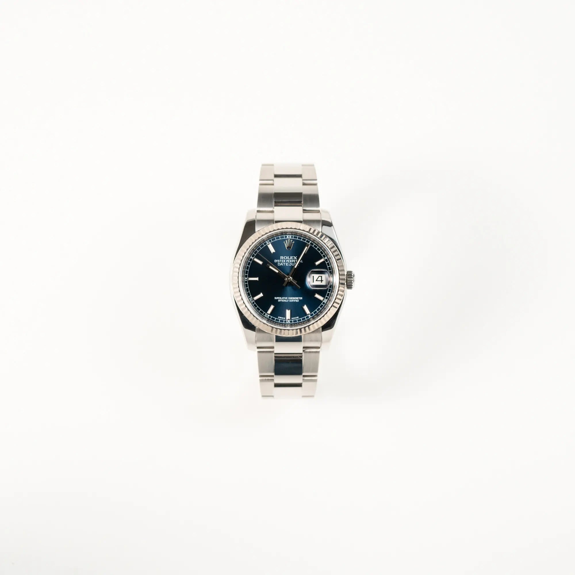 Frontale Ansicht der Rolex Datejust 36 der Referenz 116234 mit geriffelter Lünette und blauem Sonnenschliff-Zifferblatt