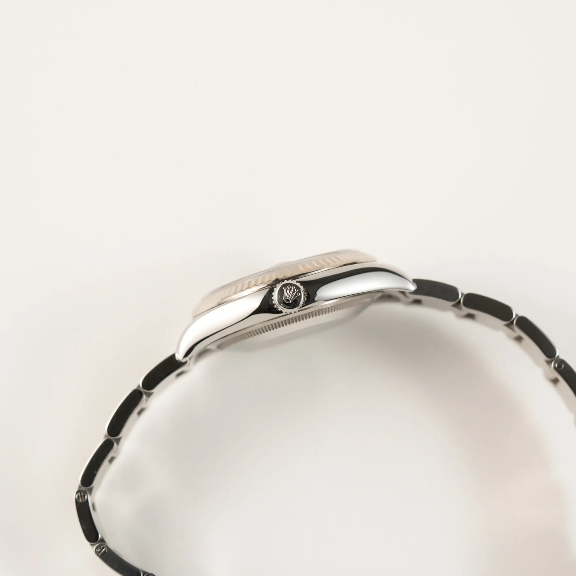 Seitliche Gehäuseflanke mit Blick auf die Aufzugskrone der Rolex Datejust 36 der Referenz 116234 mit geriffelter Lünette und blauem Sonnenschliff-Zifferblatt