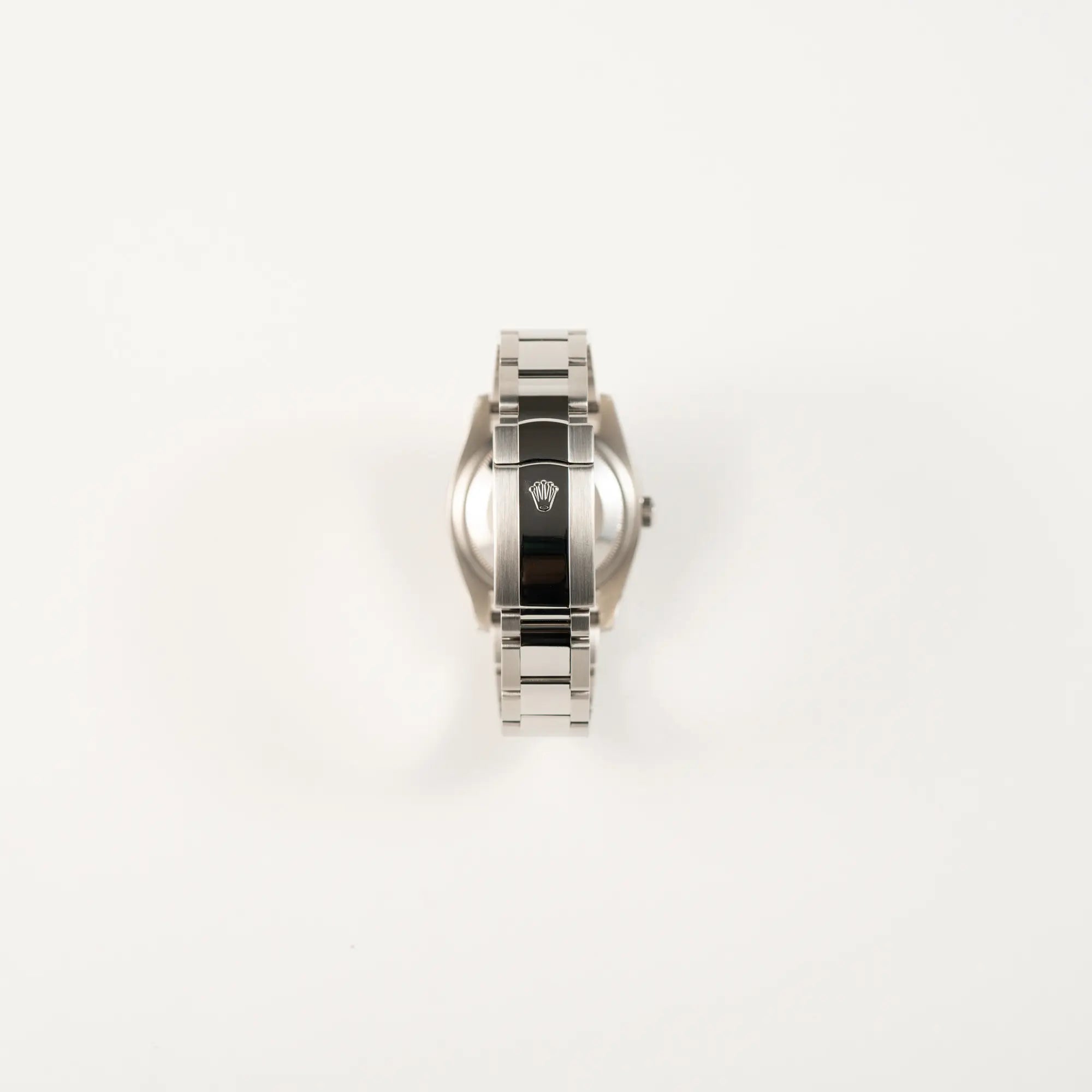 Blick auf die Oyster-Stahlschliesse von der Rolex Datejust 36 der Referenz 116234 mit geriffelter Lünette und blauem Sonnenschliff-Zifferblatt