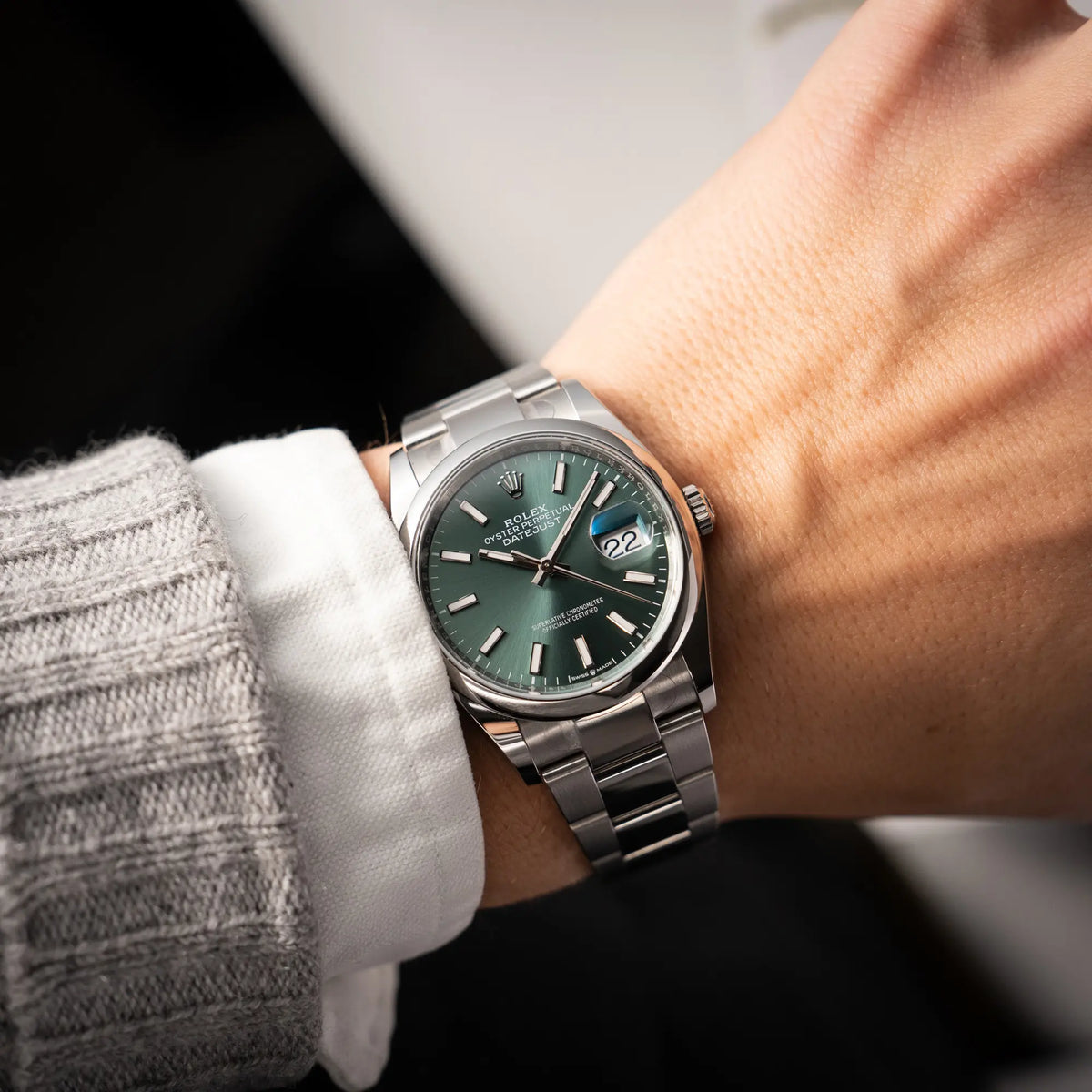 Wristshot mit der mit Stickern teil-verklebte Rolex Datejust 36 der Referenz 126200 mit glatter Lünette am Oyster-Stahlband mit dem Mint-Green-Zifferblatt 