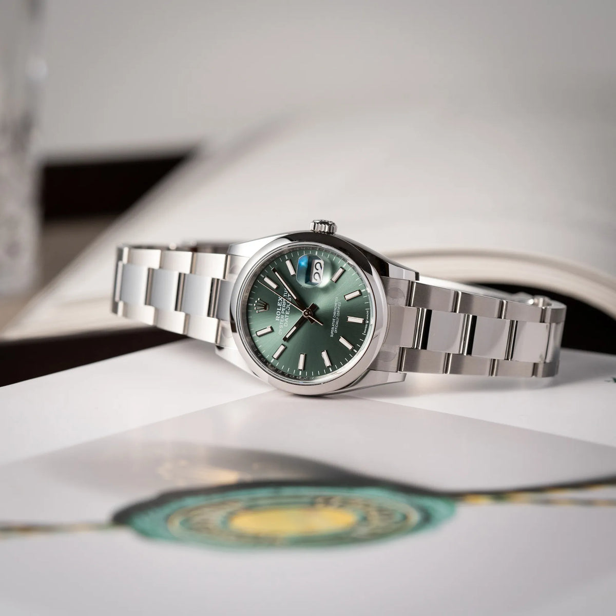Rolex Datejust 36 der Referenz 126200 mit glatter Lünette am Oyster-Stahlband mit dem Mint-Green-Zifferblatt 