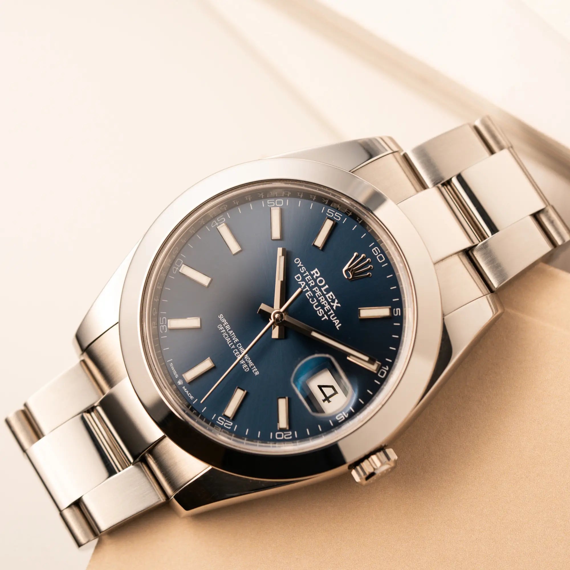 Produktfotografie als Titelbild für das Produkt Rolex Datejust 41 der Referenz 126300 mit blauem Zifferblatt, glatter Lünette, am Oyster-Stahlband