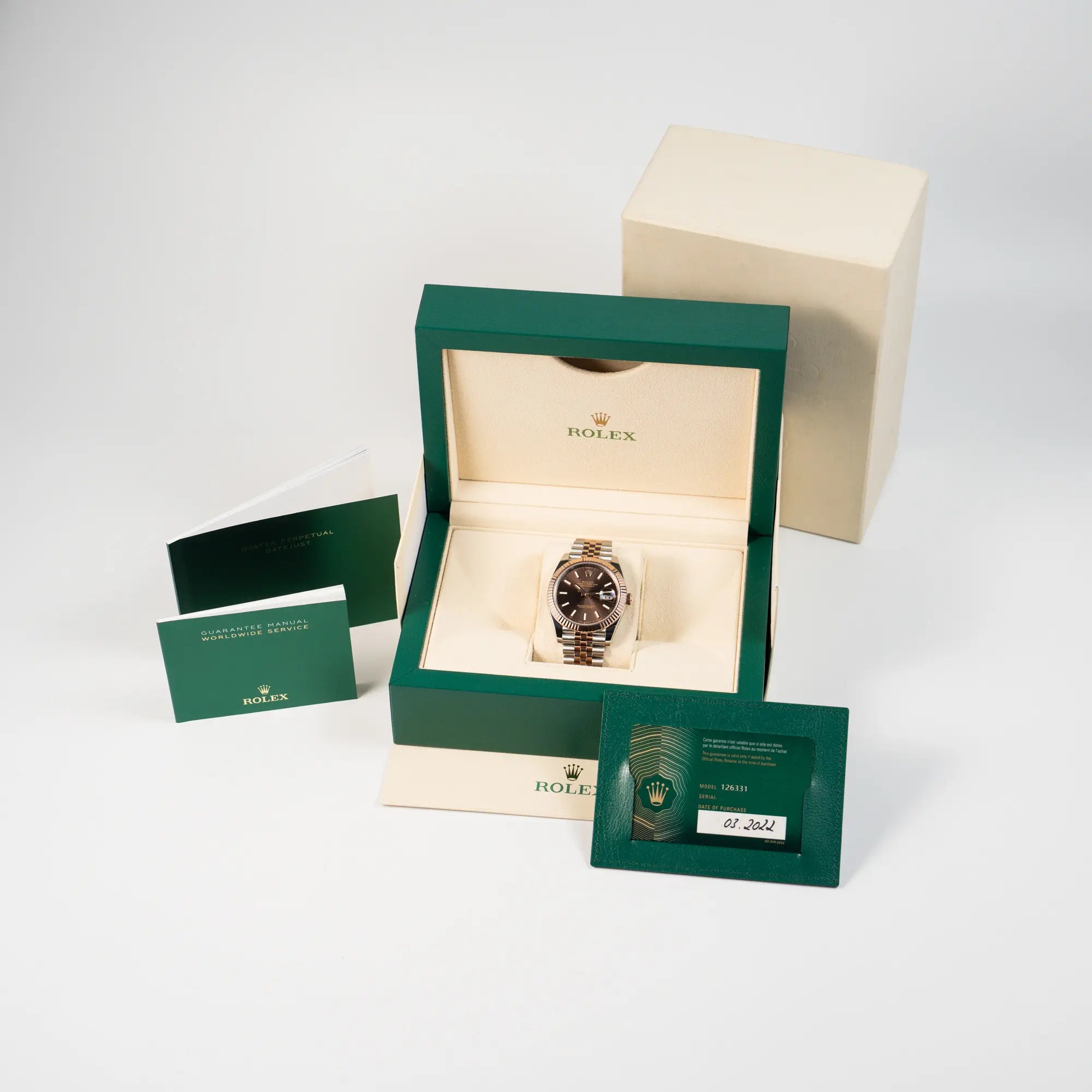 Lieferumfang zugehörig zu der bicolor Rolex Datejust 41 der Referenz 126331 Chocolate in Stahl-Roségold mit einem zum Roségold passenden braunen Zifferblatt am zugehörigen Jubilee-Armband, bestehend aus Box mit Umkarton, originaler Rolex Garantiekarte und Booklets