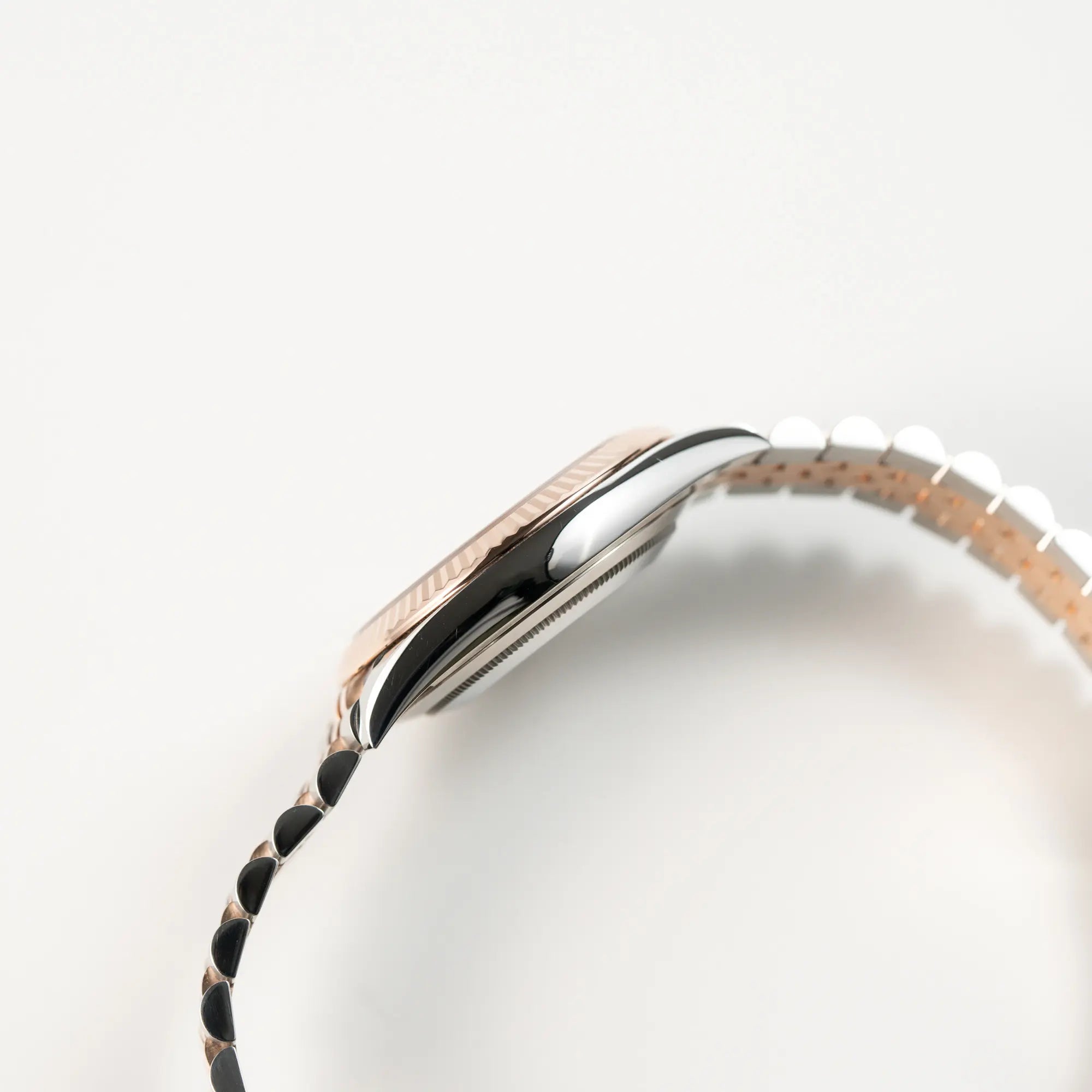 Seitliche Gehäuseflanke der bicolor Rolex Datejust 41 der Referenz 126331 Chocolate in Stahl-Roségold mit einem zum Roségold passenden braunen Zifferblatt am zugehörigen Jubilee-Armband