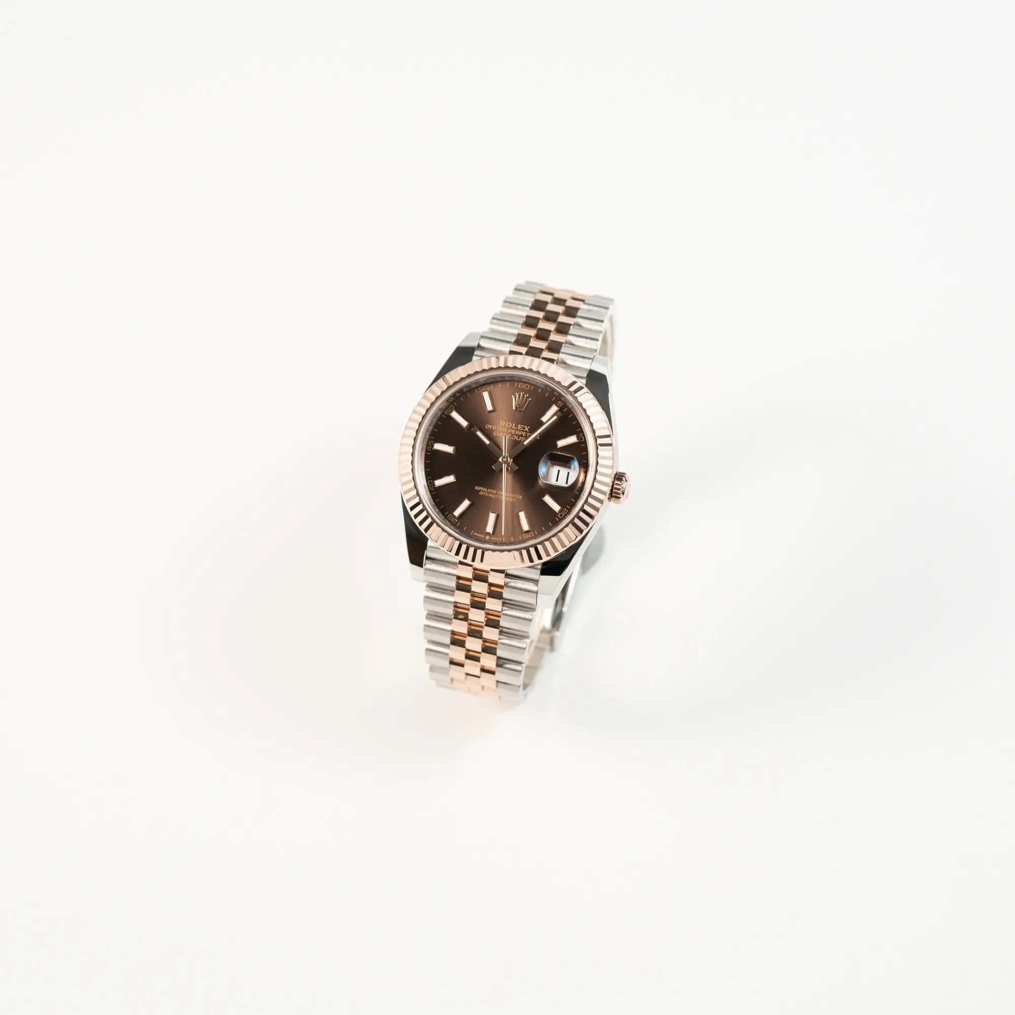 Leicht schräge Ansicht der bicolor Rolex Datejust 41 der Referenz 126331 Chocolate in Stahl-Roségold mit einem zum Roségold passenden braunen Zifferblatt am zugehörigen Jubilee-Armband