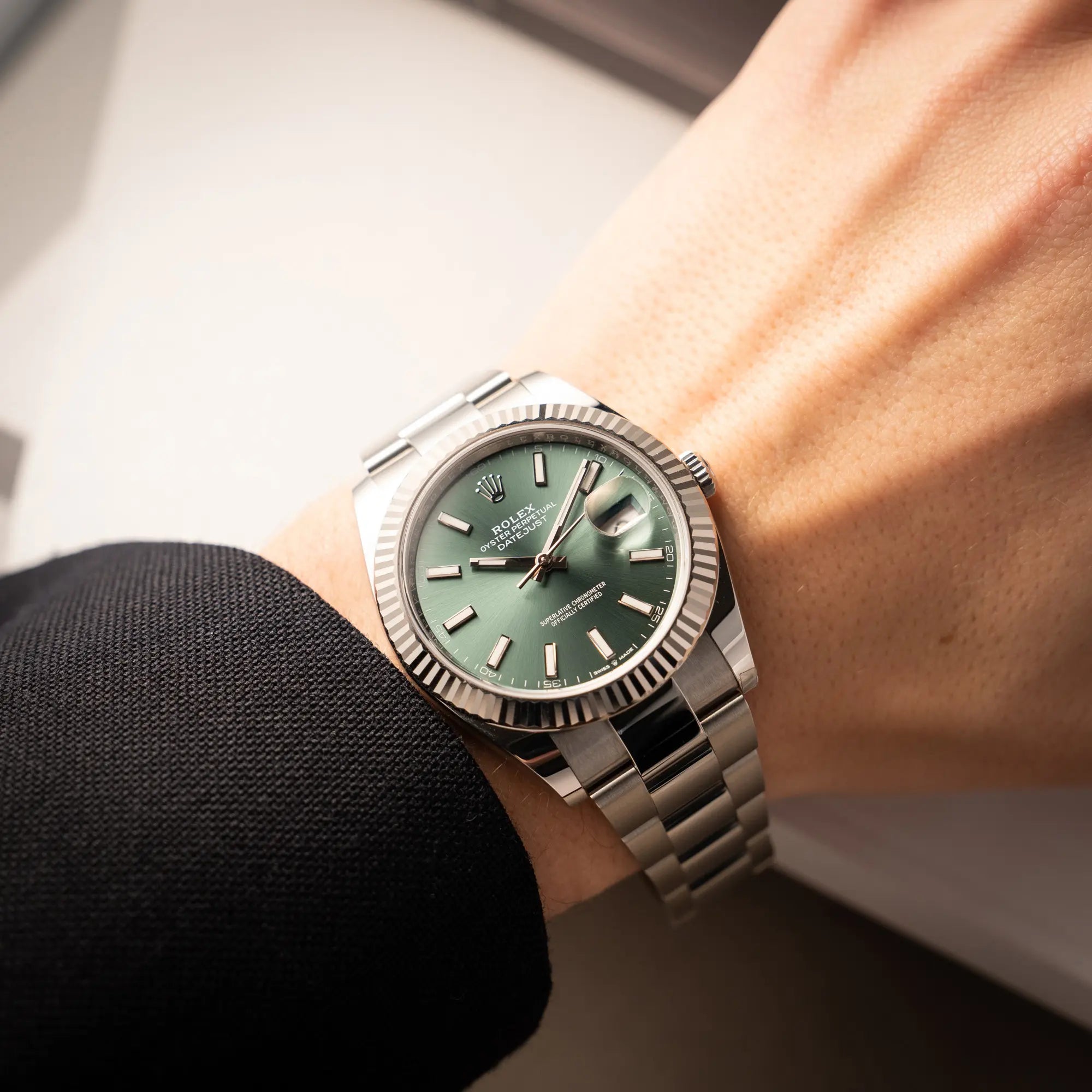 Wristshot mit der Rolex Datejust 41 der Referenz 126334 mit dem grünem Zifferblatt am Oyster-Stahlband