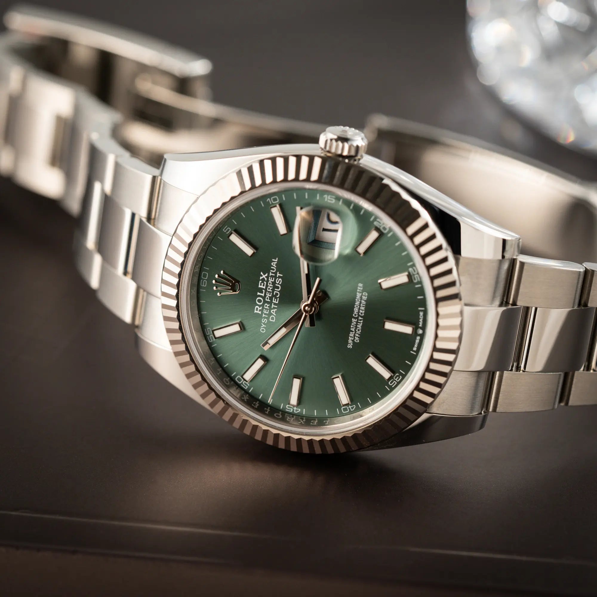 Produktfotografie der Rolex Datejust 41 der Referenz 126334 mit dem grünem Zifferblatt als Titelbild für die Uhr