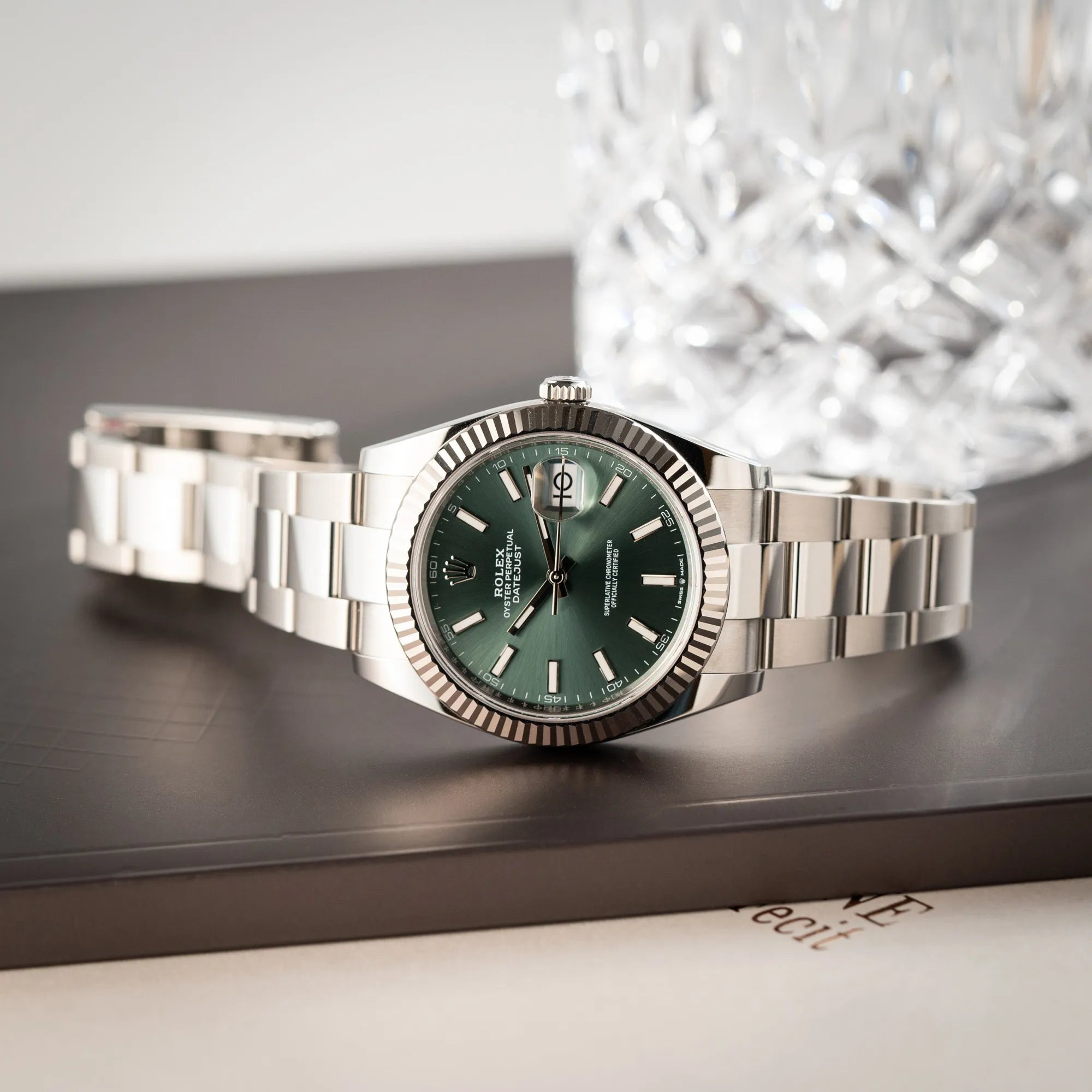 Produktfotografie der Rolex Datejust 41 der Referenz 126334 mit dem grünem Zifferblatt am Oyster-Stahlband