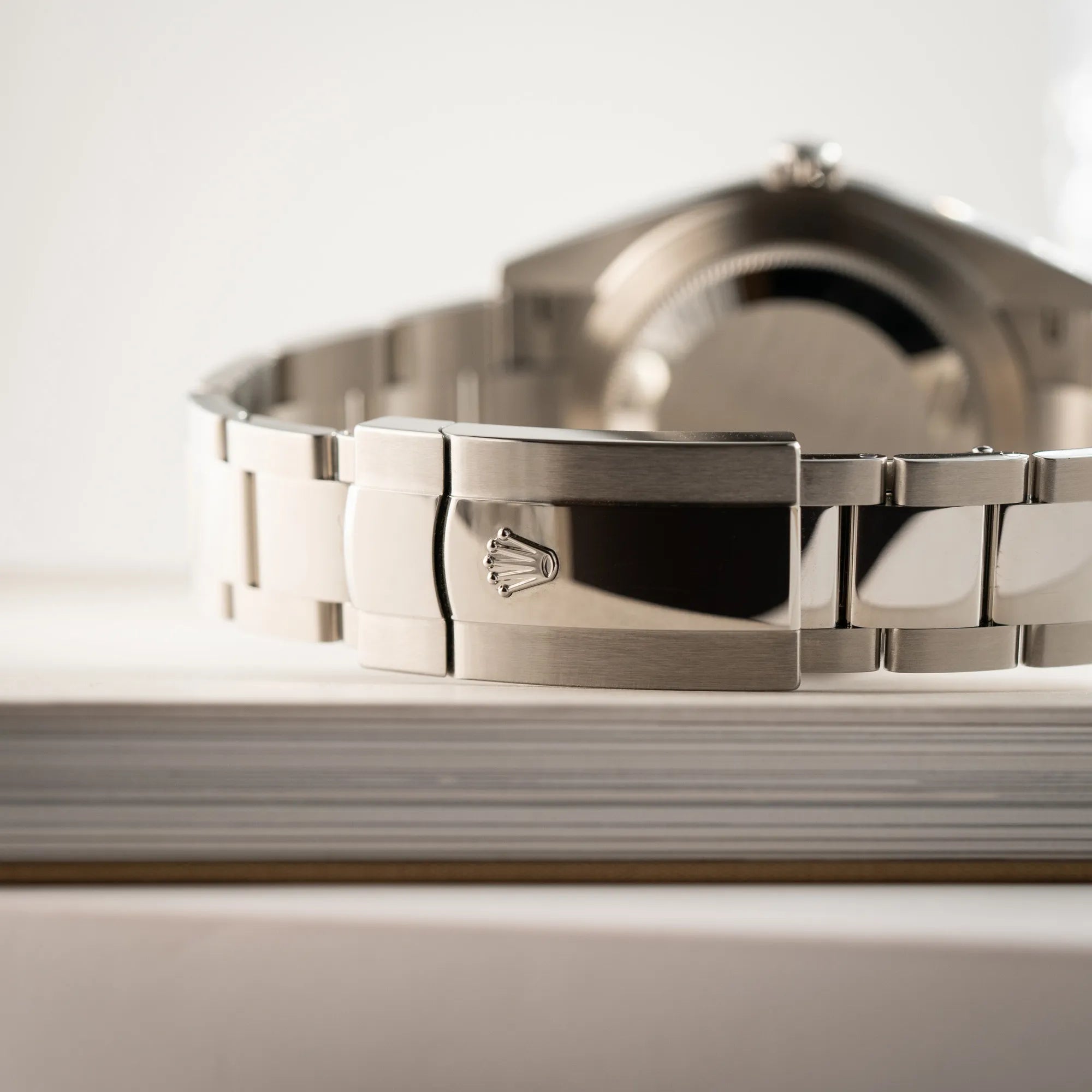 Detailaufnahme der geschlossenen Oyster-Faltschliesse mit poliertem mittleren Bandelementen der  Rolex Datejust 41 der Referenz 126334 mit dem grünem Zifferblatt am Oyster-Stahlband