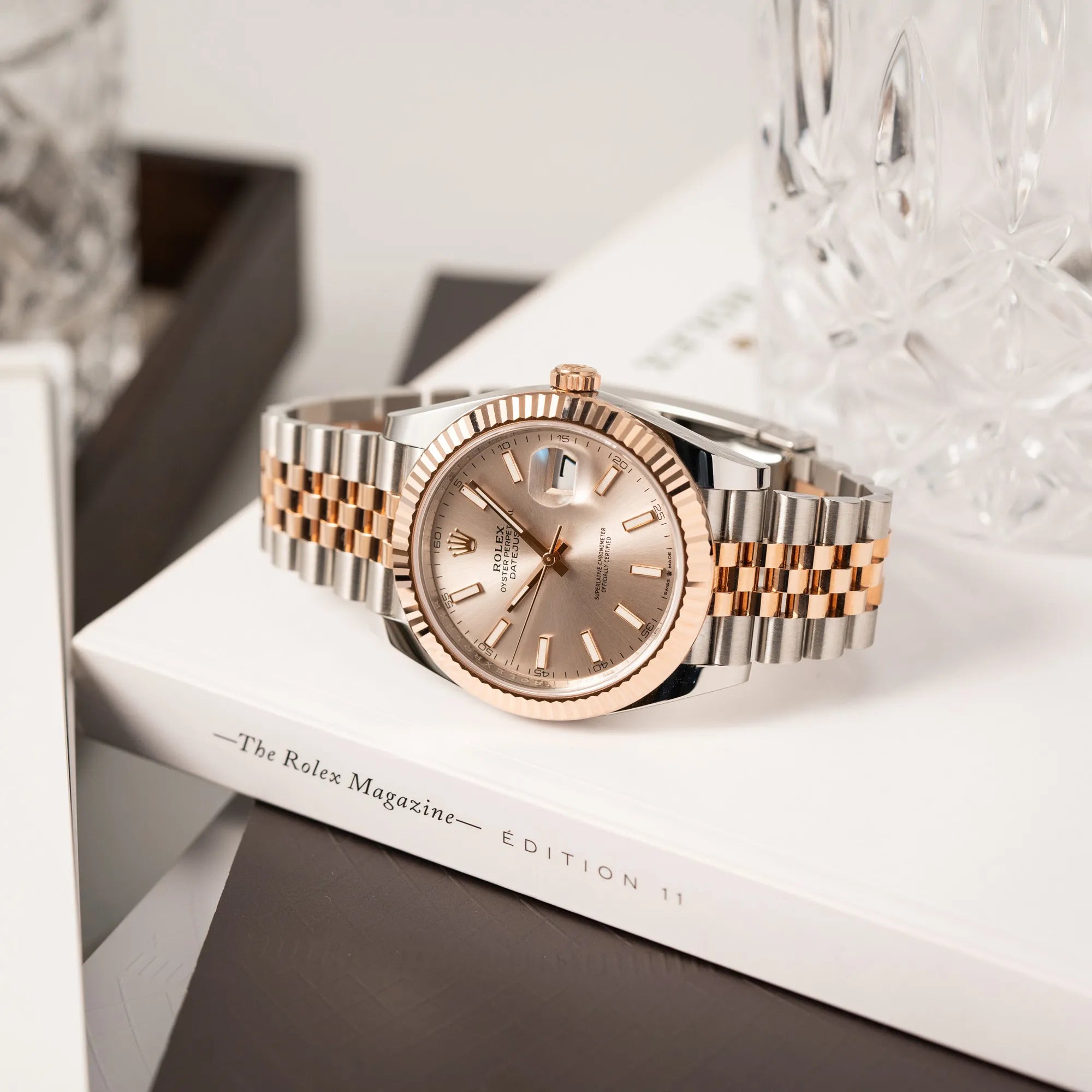 Produktfotografie der Rolex Datejust 41 in Stahl-Roségold mit am passenden Jubilee-Armband mit dem pink-lachsfarbenen "Sundust" Zifferblatt
