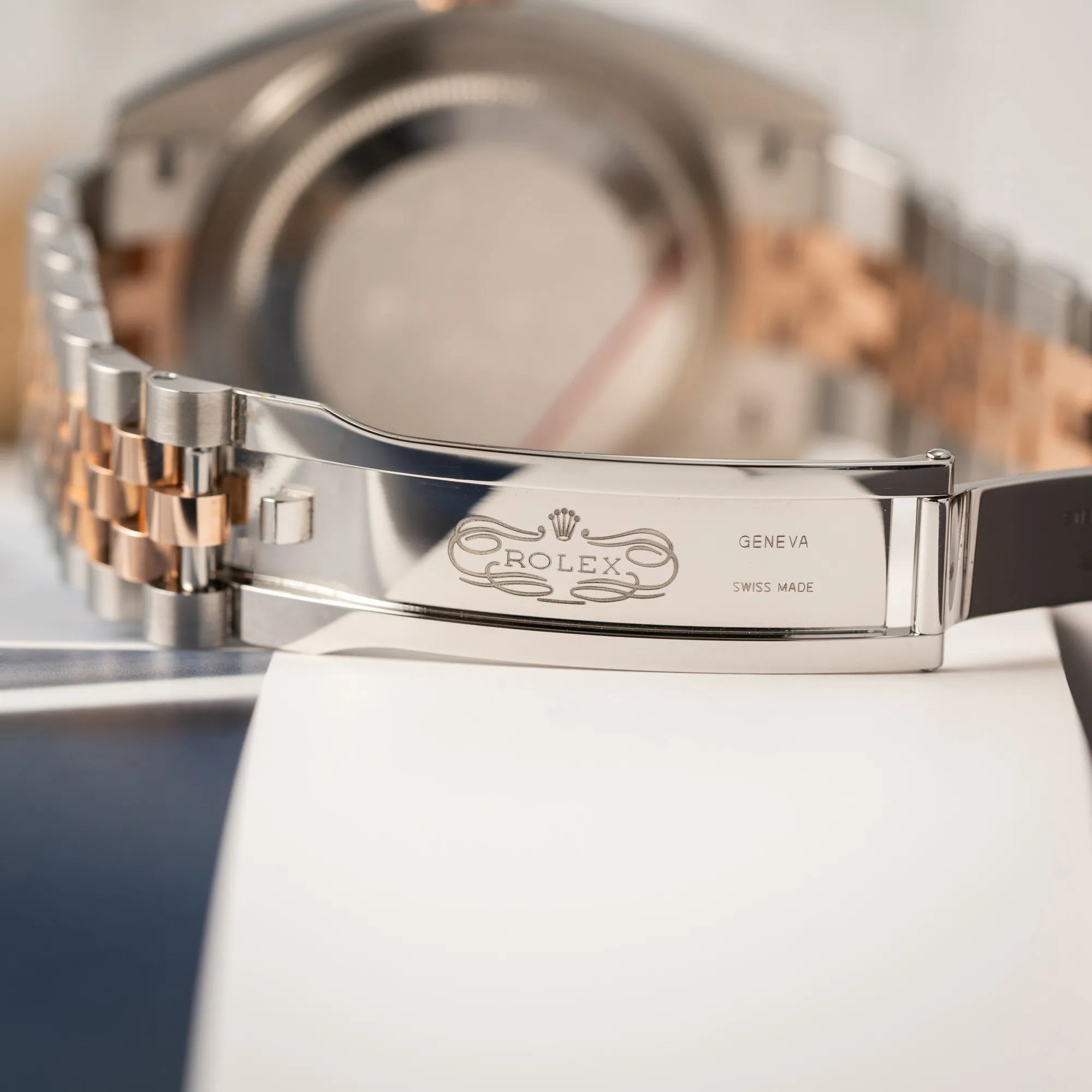 Produktfotografie zeigt die Stempel im Inneren der Oyster-Faltschliesse von der Rolex Datejust 41 in Stahl-Roségold mit am passenden Jubilee-Armband mit dem pink-lachsfarbenen "Sundust" Zifferblatt