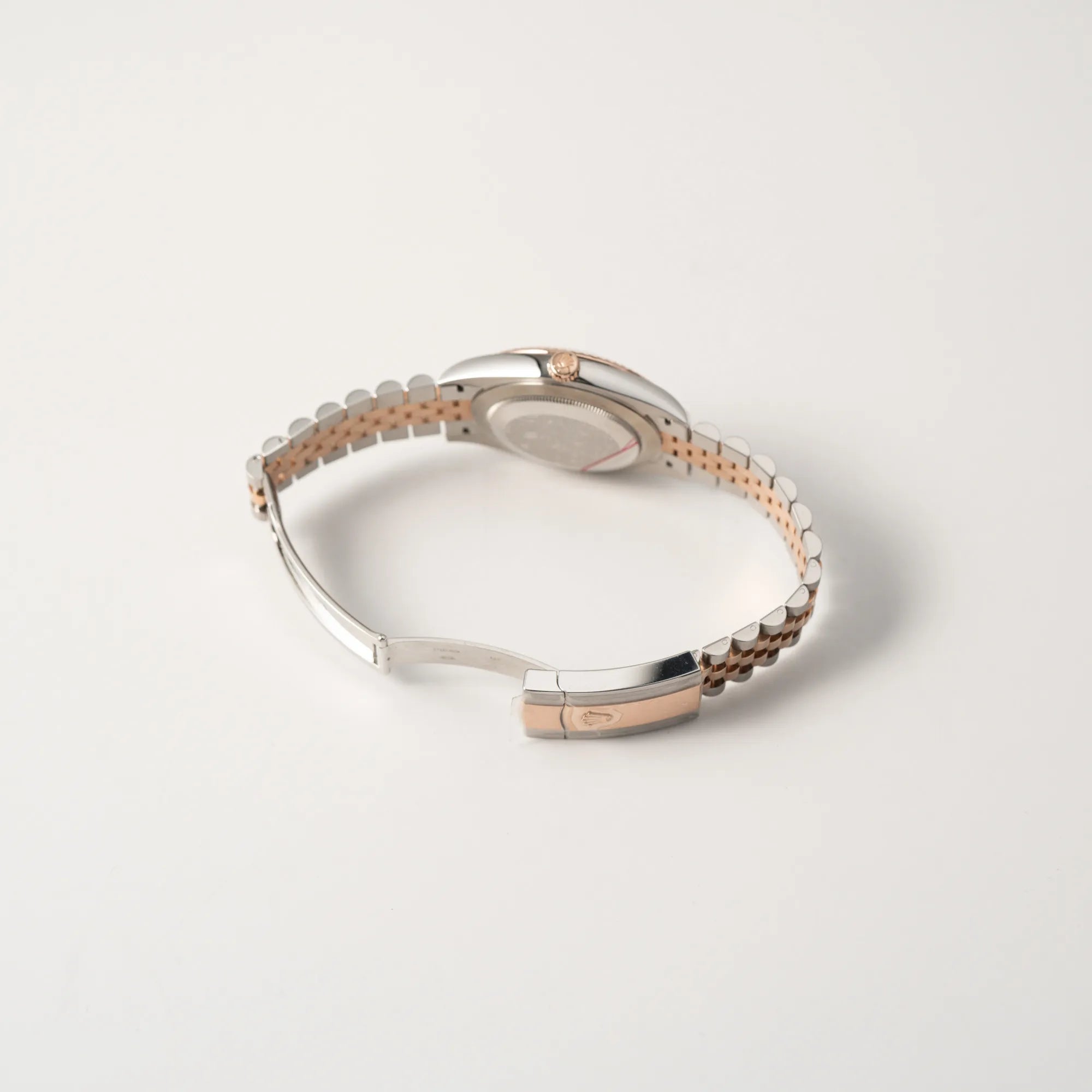 Geöffnete Oyster-Stahl-Roségold-Faltschliesse der Rolex Datejust 41 in Stahl-Roségold mit am passenden Jubilee-Armband mit dem pink-lachsfarbenen "Sundust" Zifferblatt