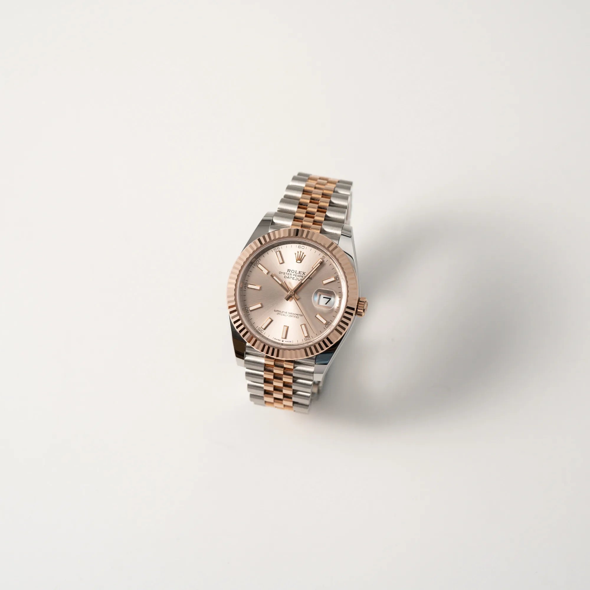 Leicht schräge Ansicht der Rolex Datejust 41 in Stahl-Roségold mit am passenden Jubilee-Armband mit dem pink-lachsfarbenen "Sundust" Zifferblatt