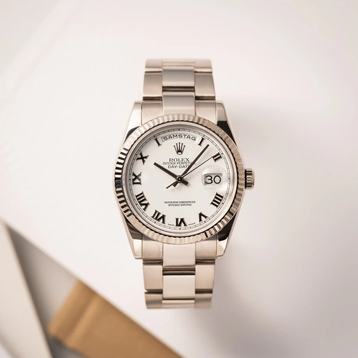 Produktfotografie als Titelbild für die Rolex Day-Date 36 Armbanduhr in Weißgold der Referenz 118239 mit weißem Zifferblatt mit römischen Indizes am Oyster-Weißgold-Armband