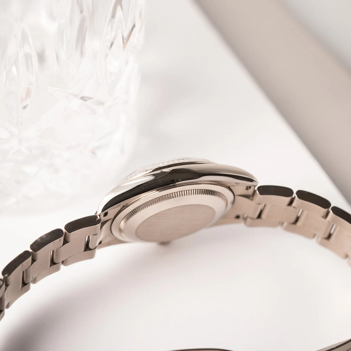 Seitliche Gehäuseflanke der Rolex Day-Date 36 Armbanduhr in Weißgold der Referenz 118239 mit weißem Zifferblatt mit römischen Indizes am Oyster-Weißgold-Armband