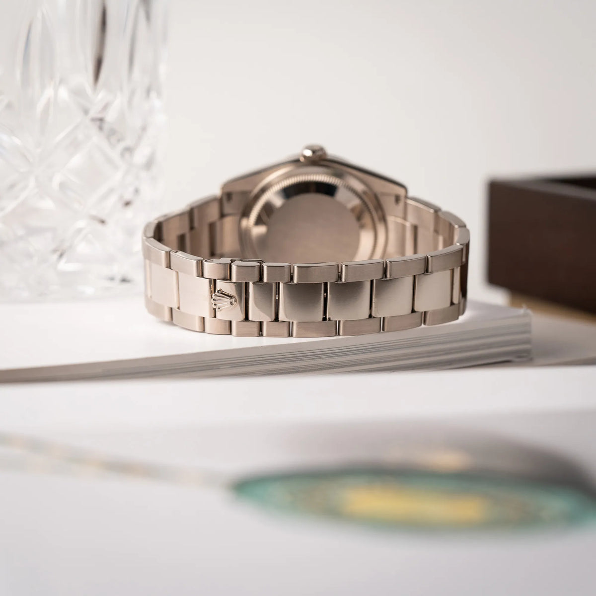 Produktfotografie zeigt das in Weißgold gefertigte Oyster-Armband mit polierten Mittel-Links von der Rolex Day-Date 36 Armbanduhr in Weißgold der Referenz 118239 mit weißem Zifferblatt mit römischen Indizes am Oyster-Weißgold-Armband