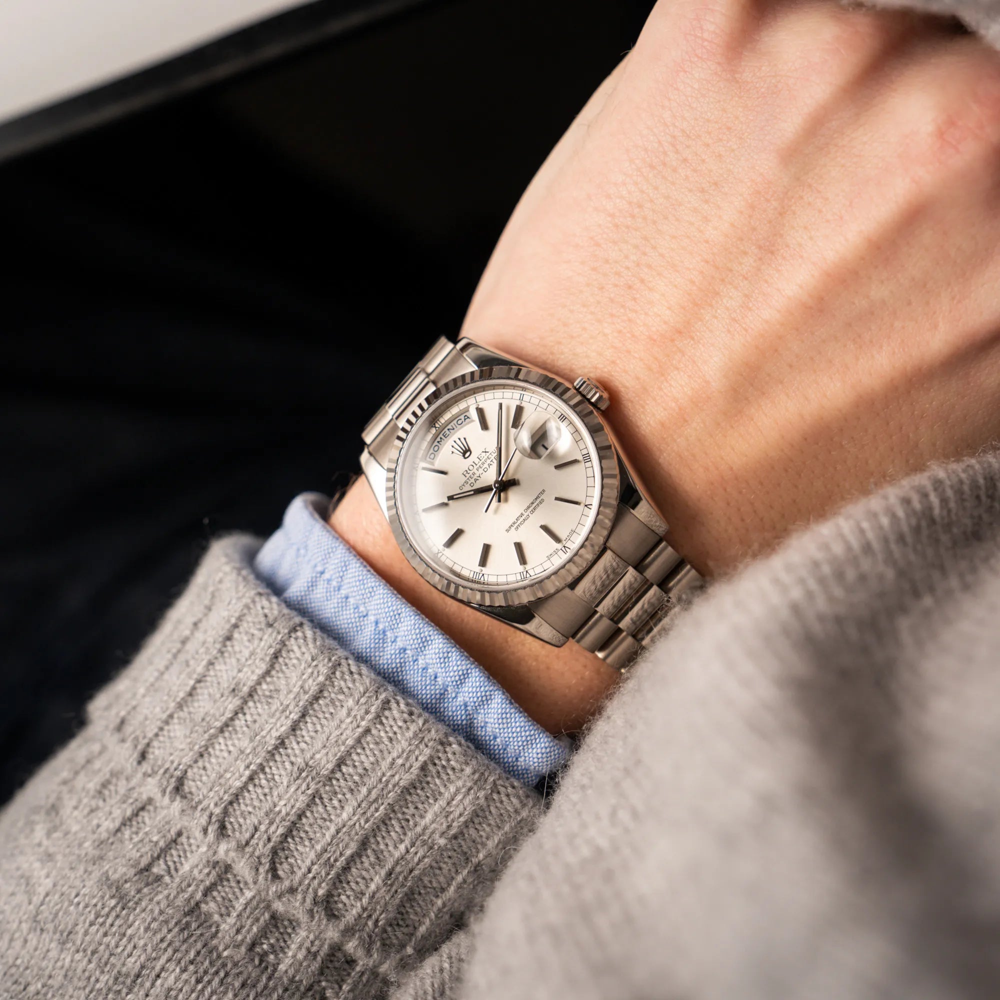 Mann trägt den Rolex Day-Date 36 der Referenz 118239 in 750er Weißgold gefertigt mit dem klassischen President-Armband für einen Wristshot 