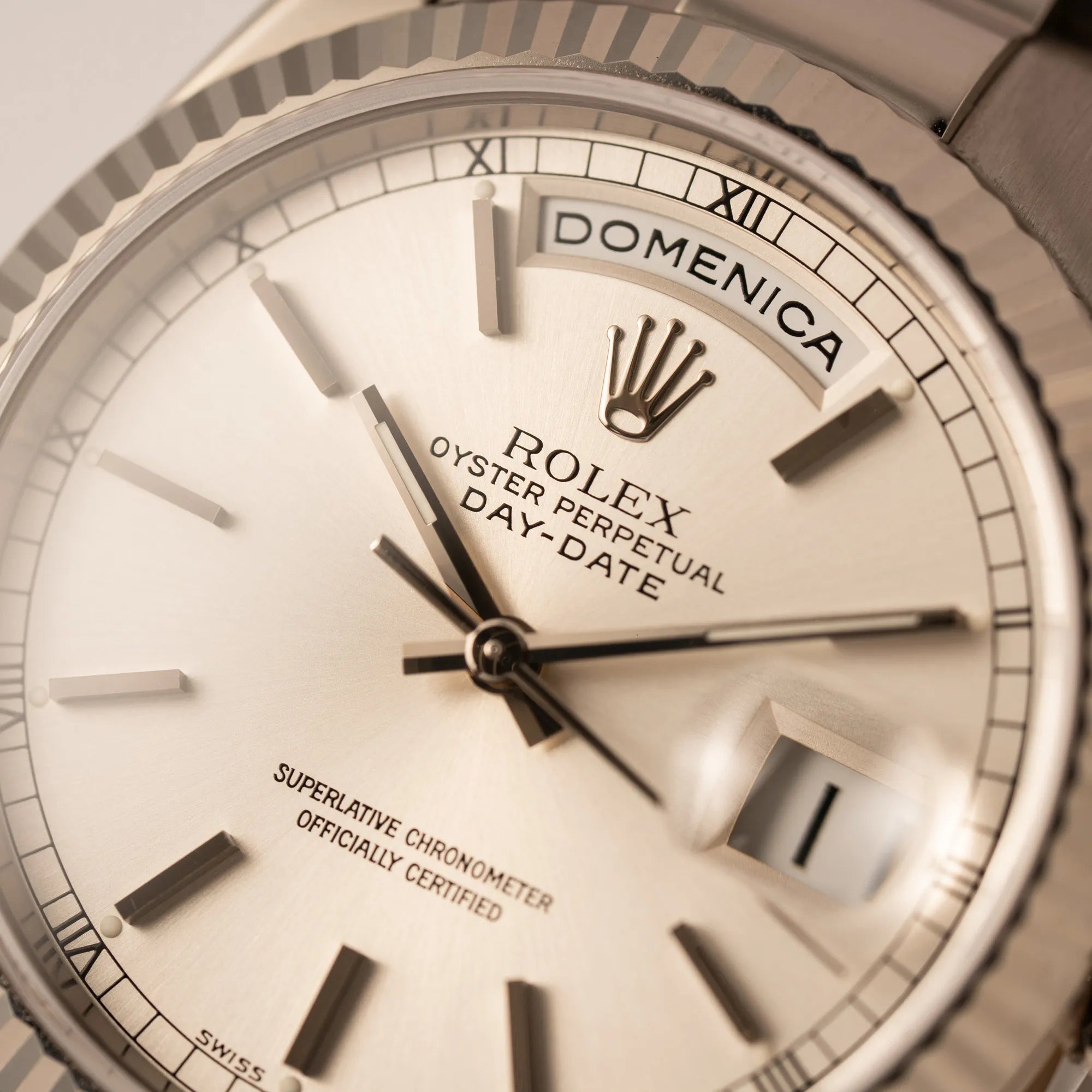 Detailaufnahme der italienischen Tagesanzeige Rolex Day-Date 36 der Referenz 118239 in 750er Weißgold gefertigt mit dem klassischen President-Armband