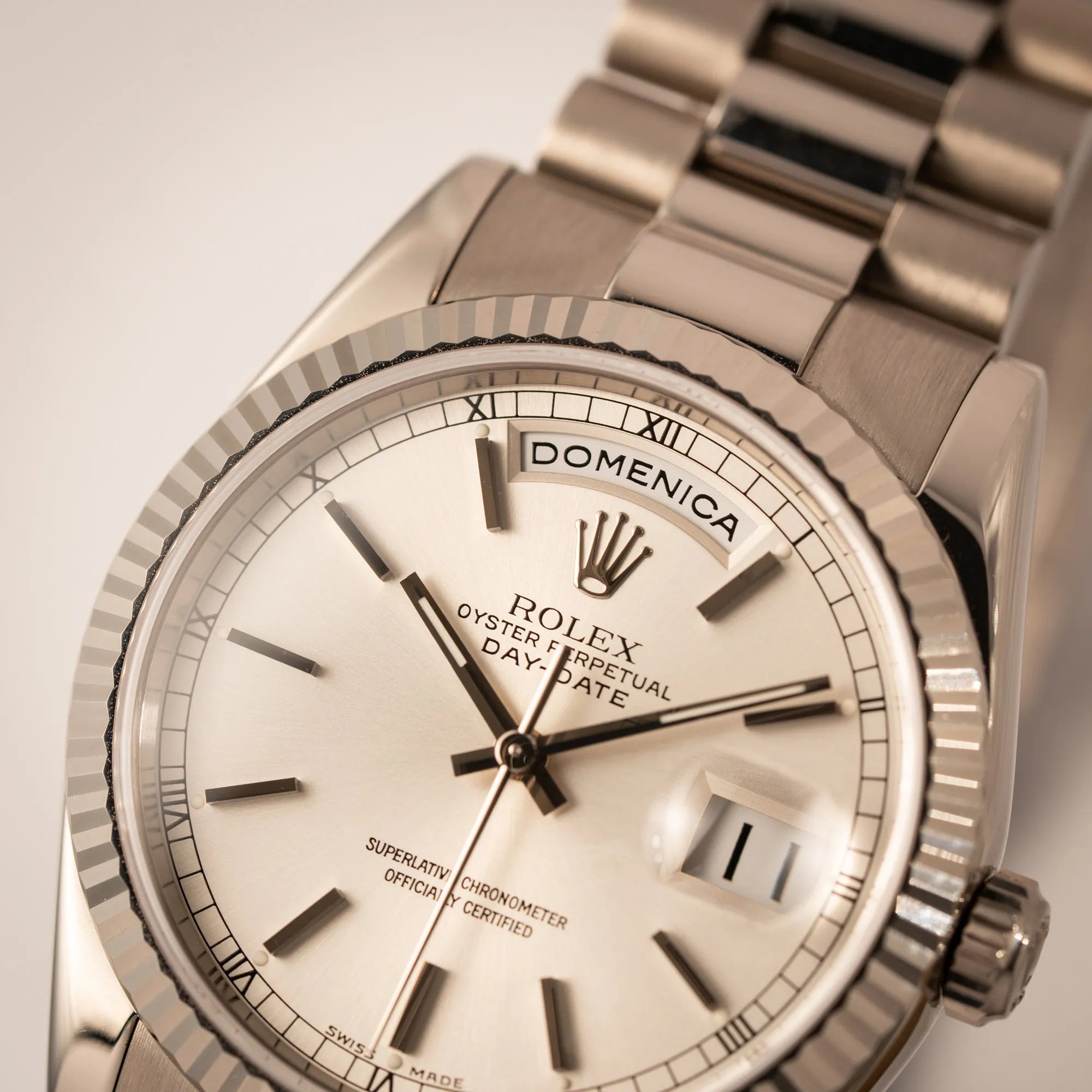 Detailaufnahme der Rolex Day-Date 36 der Referenz 118239 in 750er Weißgold gefertigt mit dem klassischen President-Armband