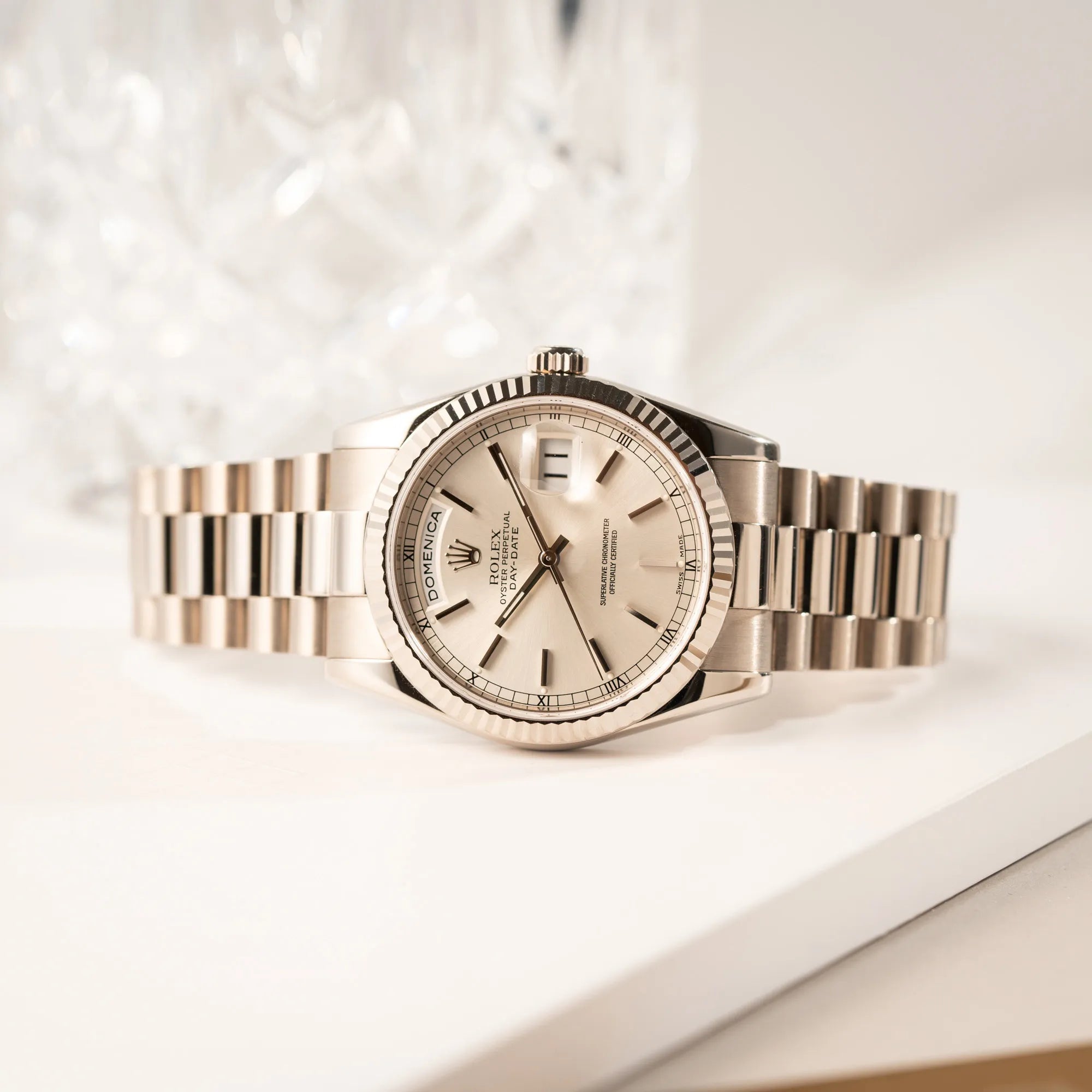 Produktfotografie der Rolex Day-Date 36 der Referenz 118239 in 750er Weißgold gefertigt mit dem klassischen President-Armband