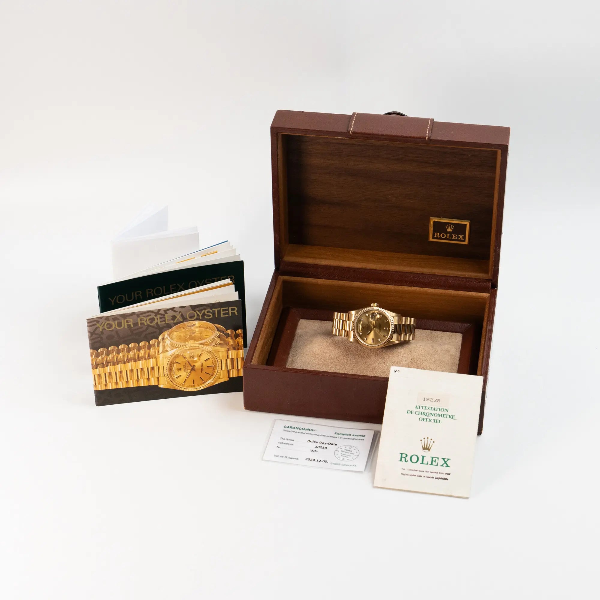 Rolex Day-Date 18238 in Gelbgold mit goldenem Zifferblatt und Diamant-Indizes am President-Armband zusammen mit dem Lieferumfang, bestehend aus Uhr, Booklets, Box, Papieren und Garantiekarte für den Service