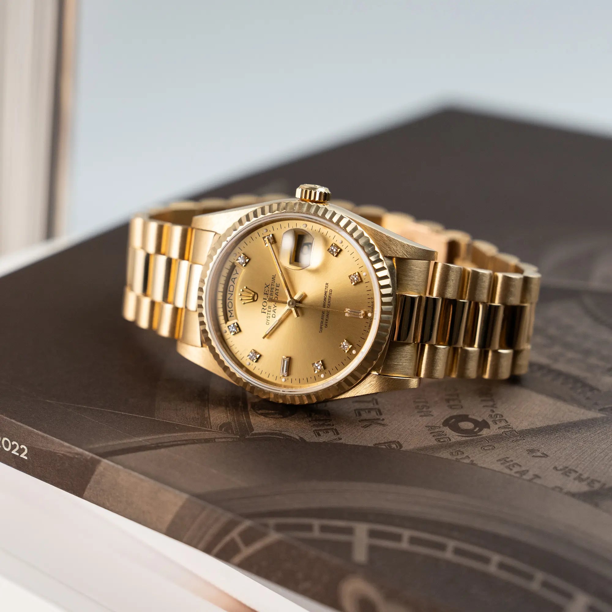 Produktfotografie der Rolex Day-Date 18238 in Gelbgold mit goldenem Zifferblatt und Diamant-Indizes am President-Armband