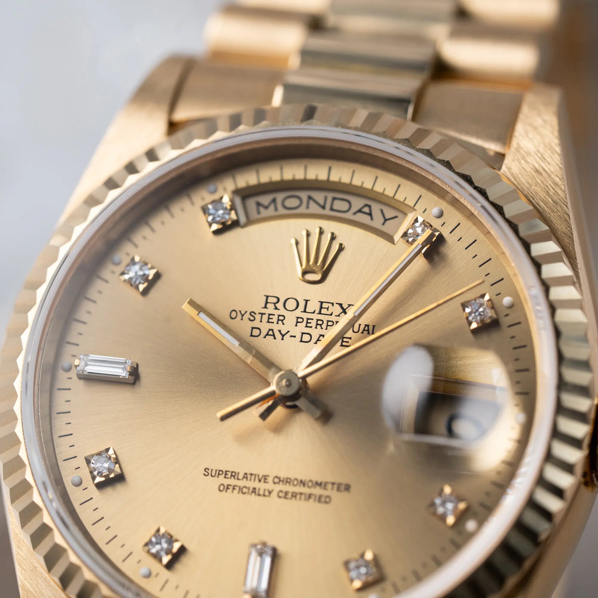 Detailaufnahme des Zifferblatts der Rolex Day-Date 18238 in Gelbgold mit goldenem Zifferblatt und Diamant-Indizes am President-Armband