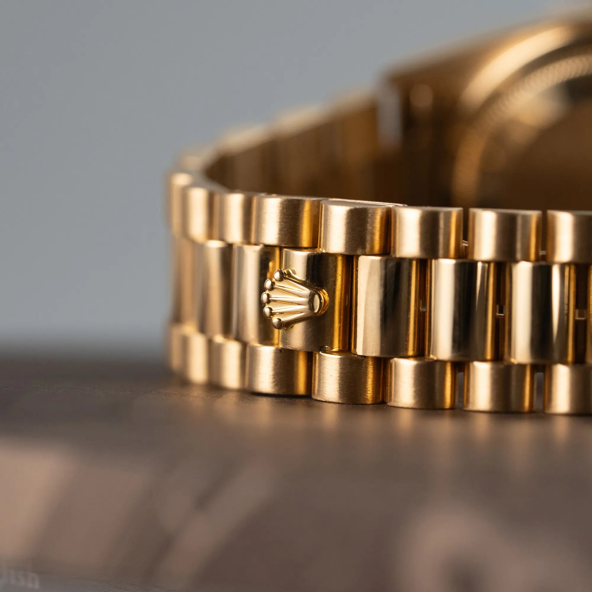 Detailaufnahme der Schliesse des President-Armbands in Gelbgold der Rolex Day-Date 18238