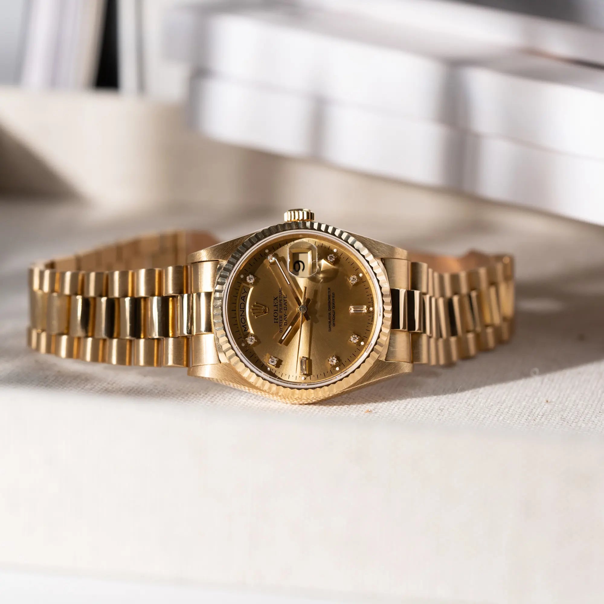 Produktfoto der Rolex Day-Date 18238 in Gelbgold mit goldenem Zifferblatt und Diamant-Indizes am President-Armband