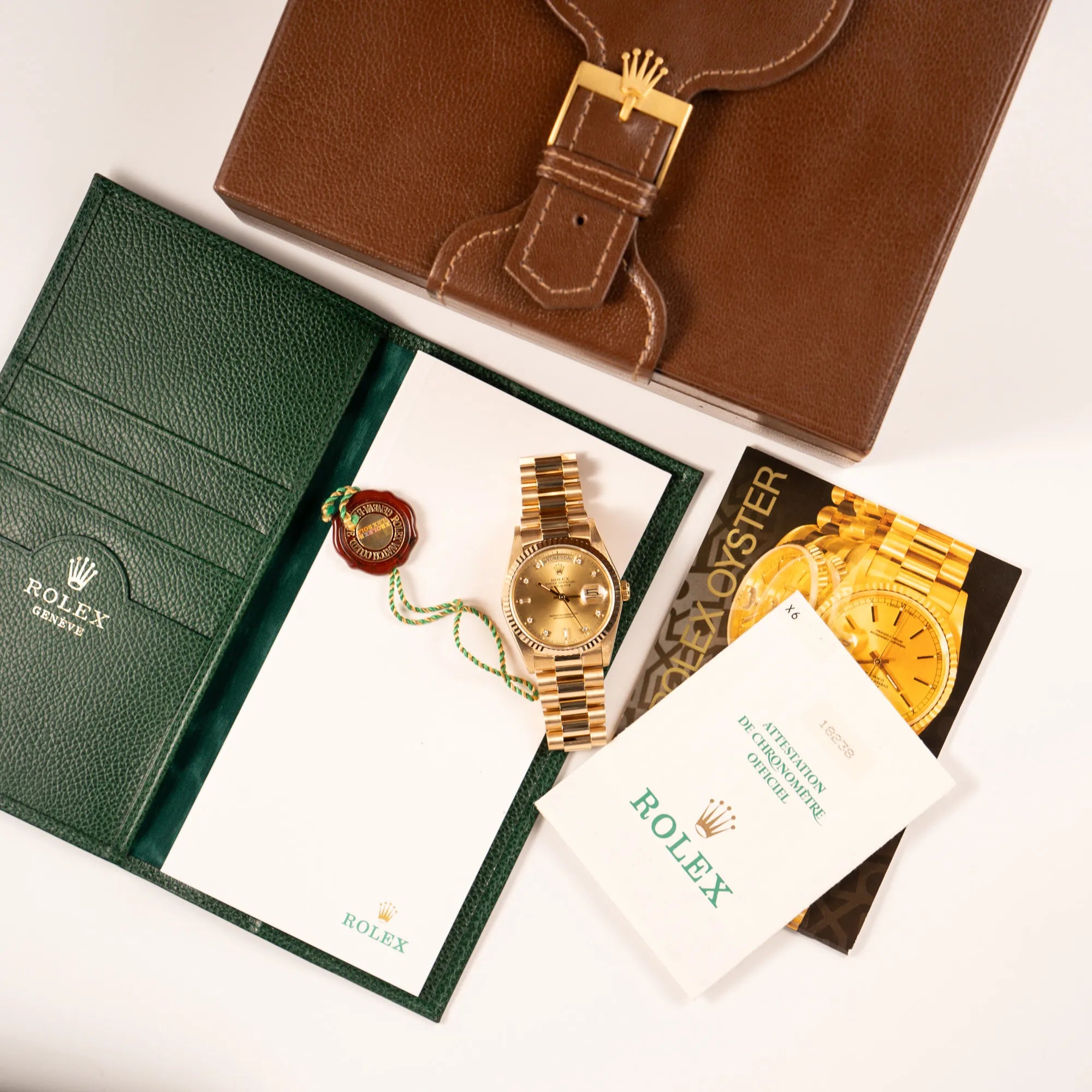 Lieferumfang zugehörig zu der Rolex Day-Date 36 mit der Referenz 18238 und Champagne-Diamant-Zifferblatt, bestehend aus Box, Papieren, Hangtag und Booklets