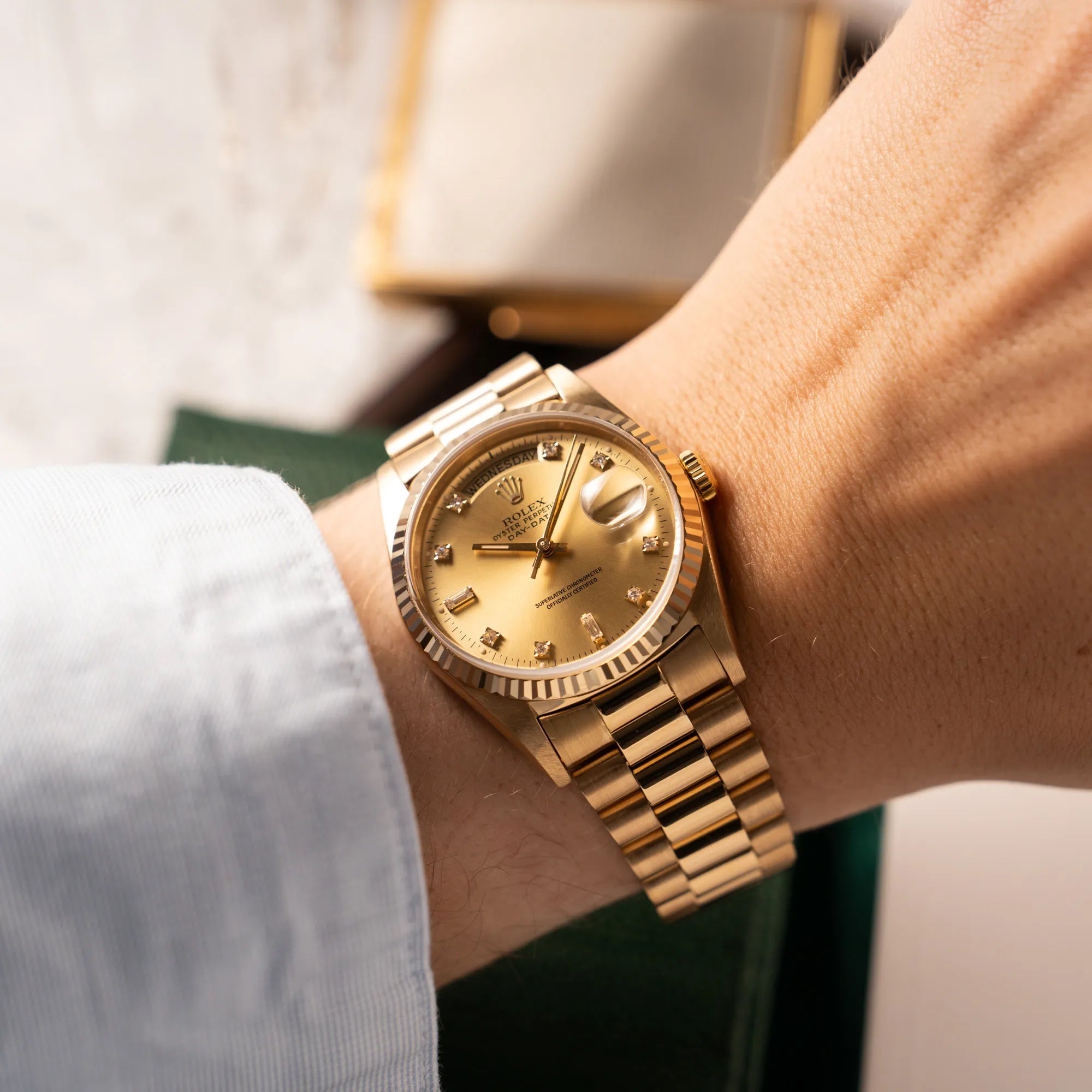 Wristshot mit der Rolex Day-Date 36 in Gelbgold mit der Referenz 18238 und Champagne-Diamant-Zifferblatt