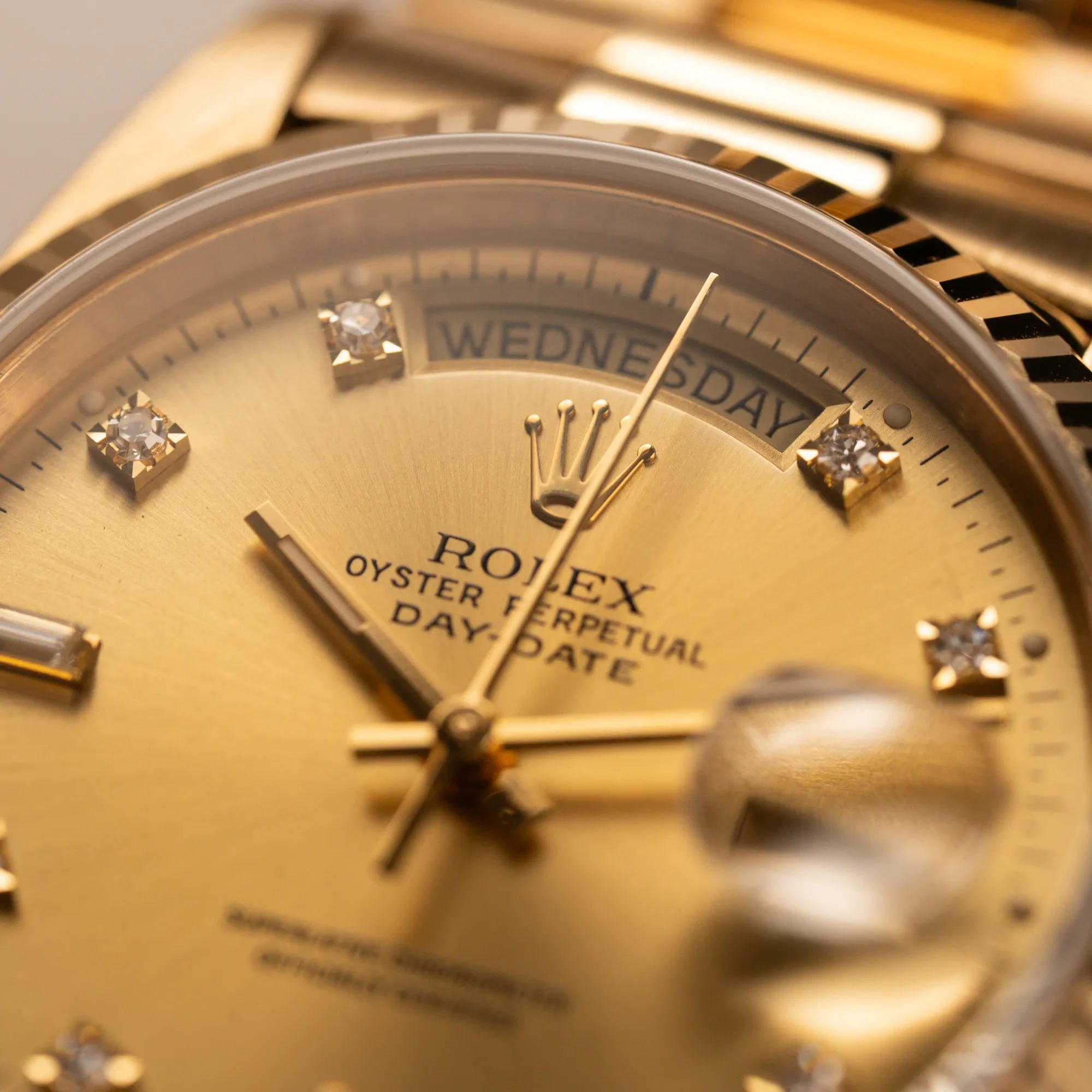 Makroaufnahme der Rolex Day-Date 36 in Gelbgold mit der Referenz 18238 und Champagne-Diamant-Zifferblatt